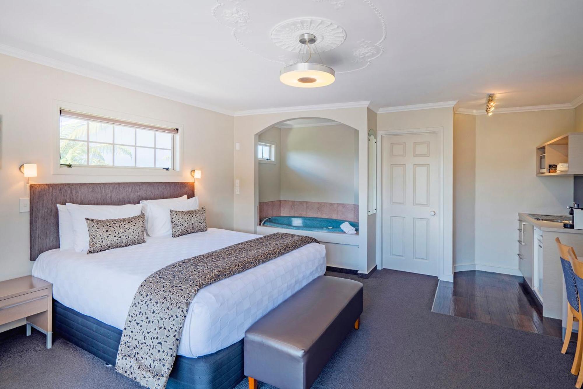 Executive Studio with Spa Pool - Photo 11