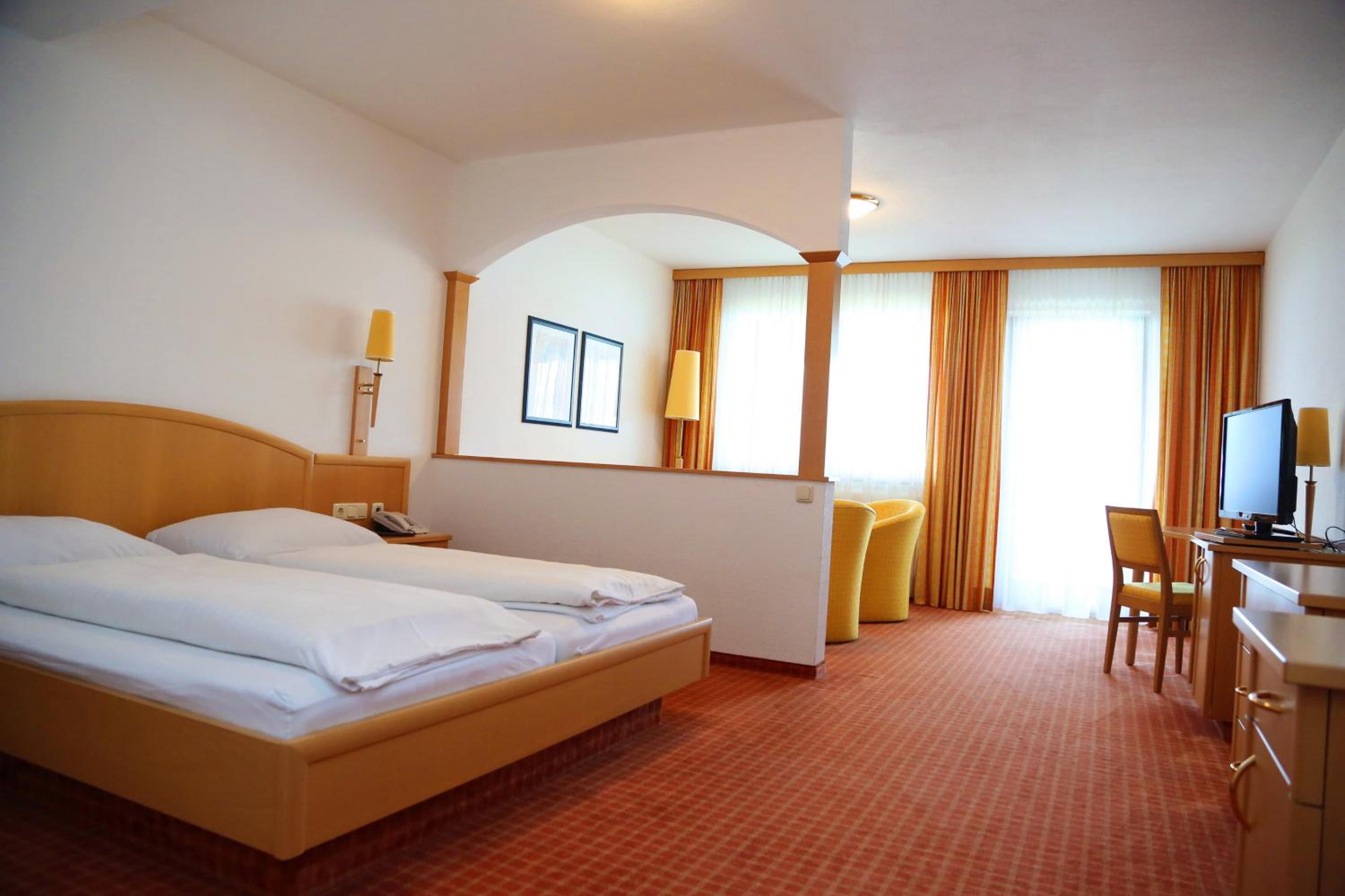Deluxe Double Room with Lake View - Photo 3