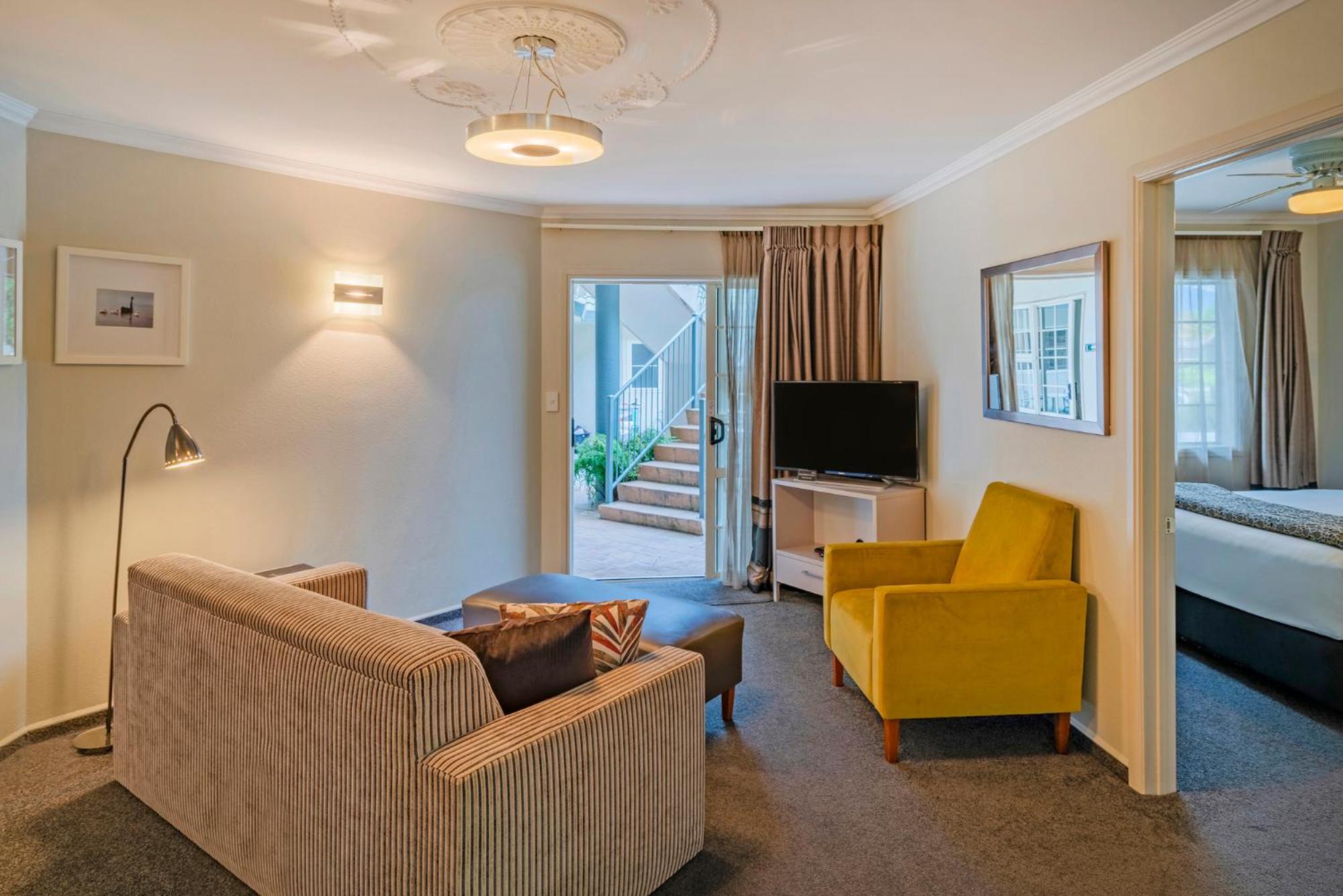 Executive One Bedroom Suite with Spa Pool - Photo 5