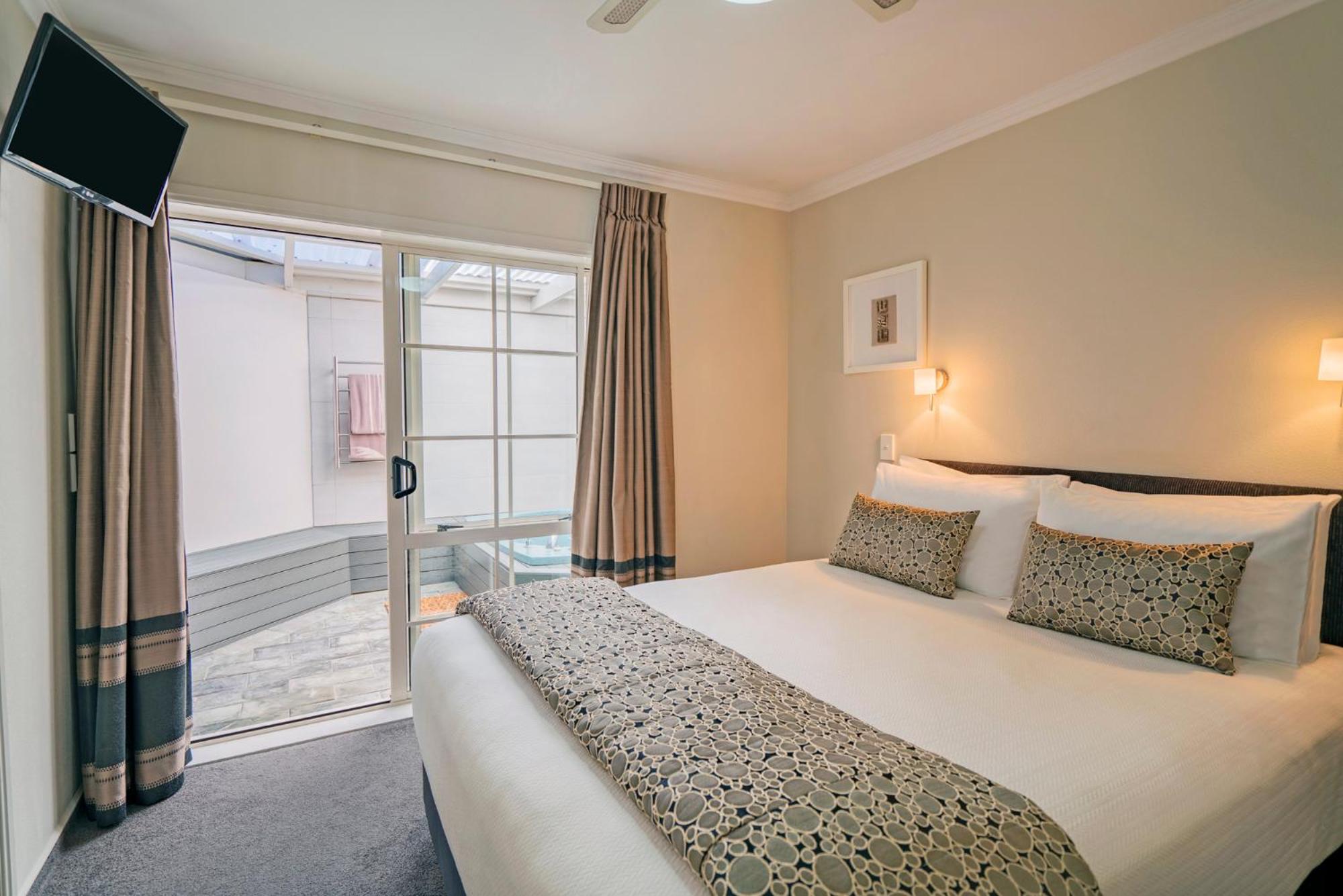 Executive One Bedroom Suite with Spa Pool - Photo 7