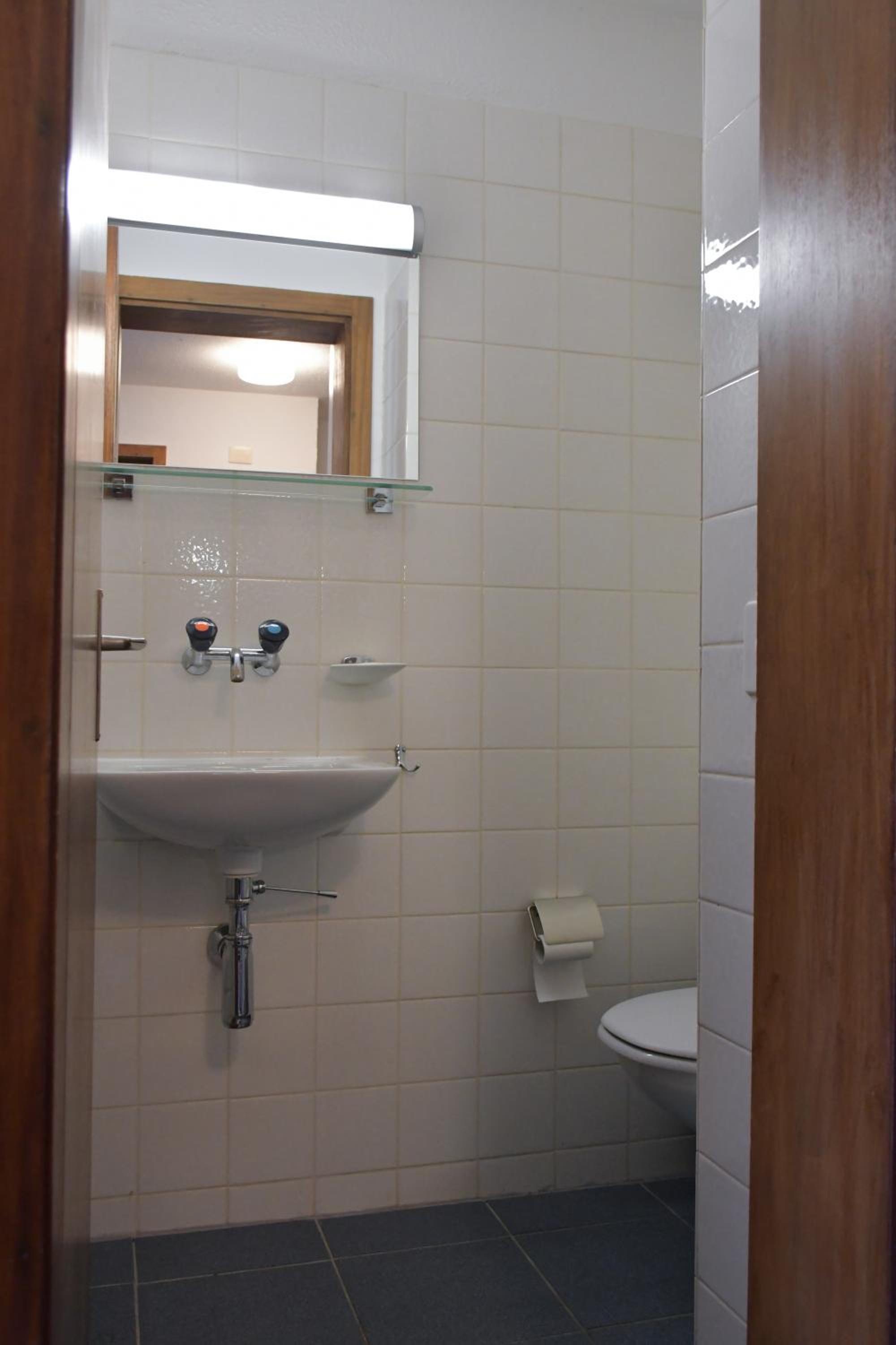One-Bedroom Apartment - Photo 3