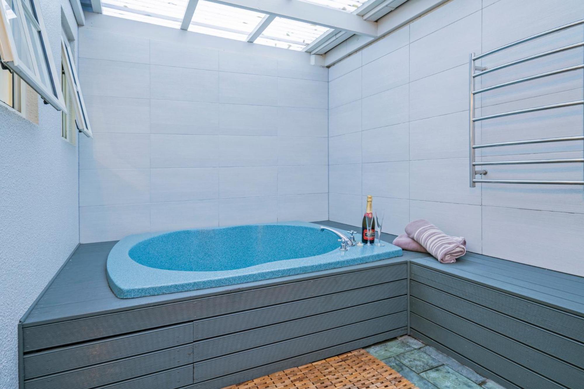 Executive One Bedroom Suite with Spa Pool - Photo 10