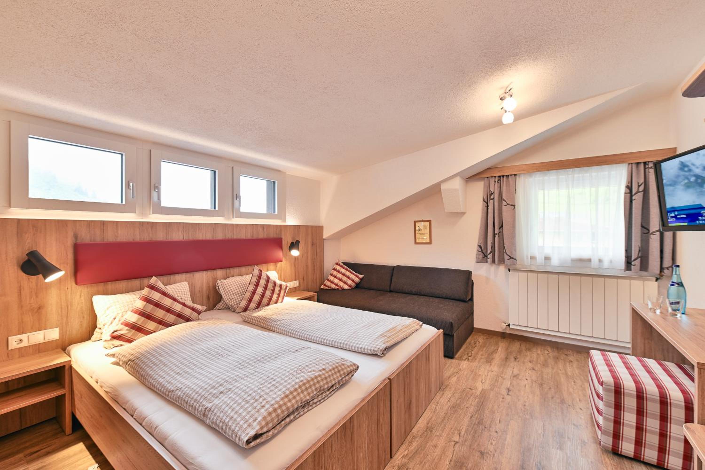 Deluxe Double or Twin Room with Mountain View