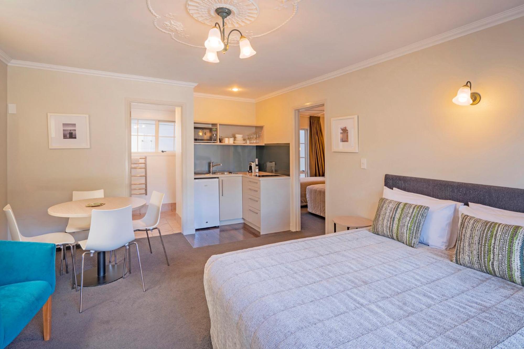 Family One Bedroom Suite with Spa Pool - Photo 12