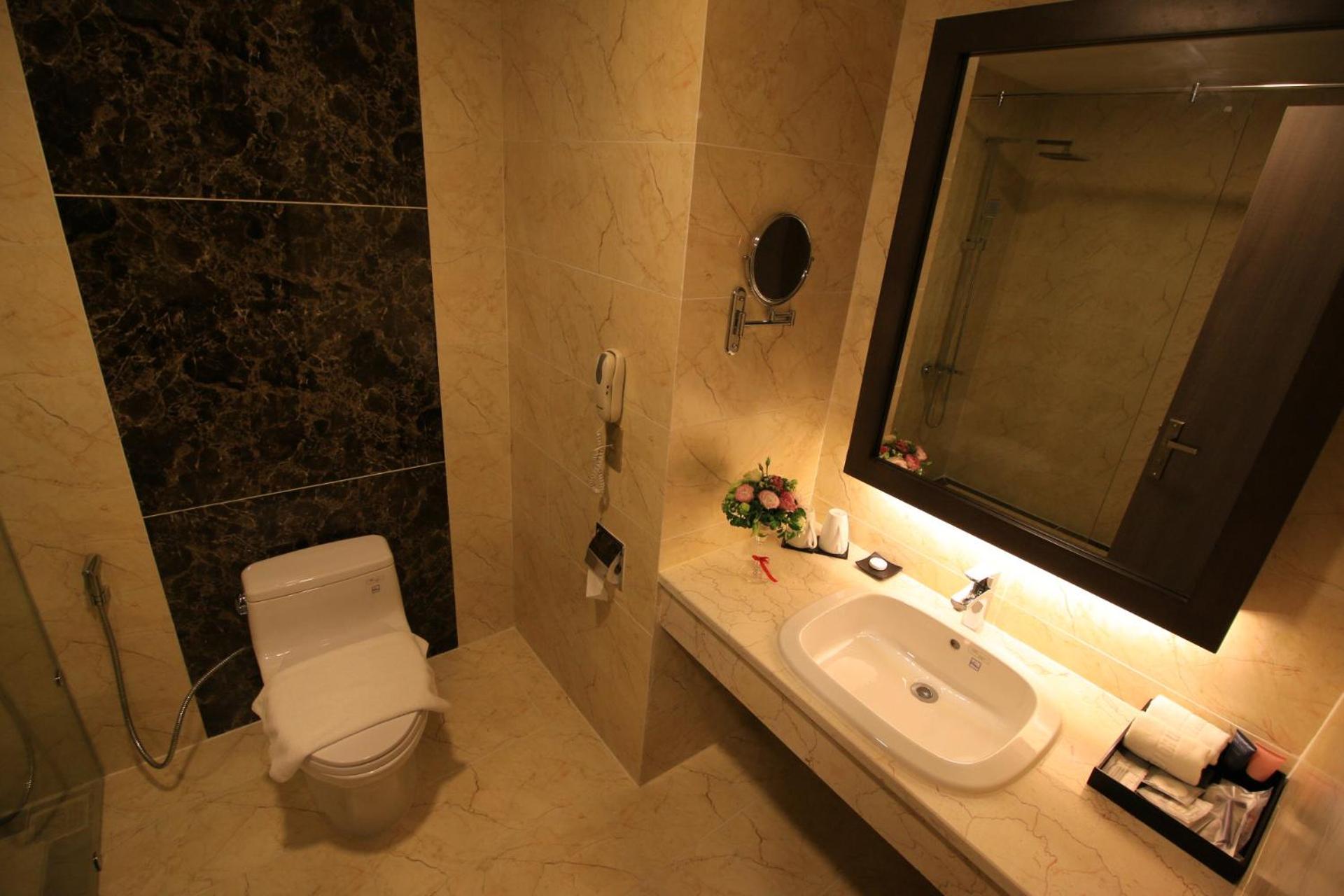 Deluxe Twin Room thumbnail 6