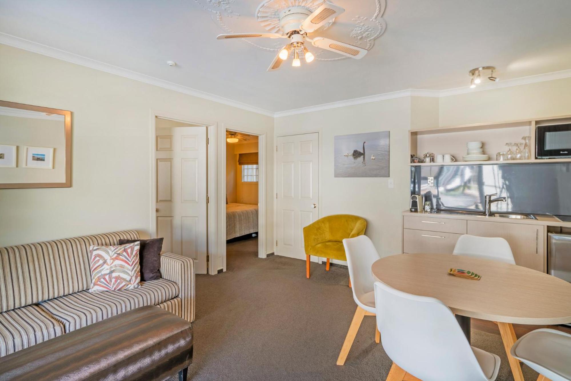 Family Two Bedroom Suite with Spa Pool - Photo 7