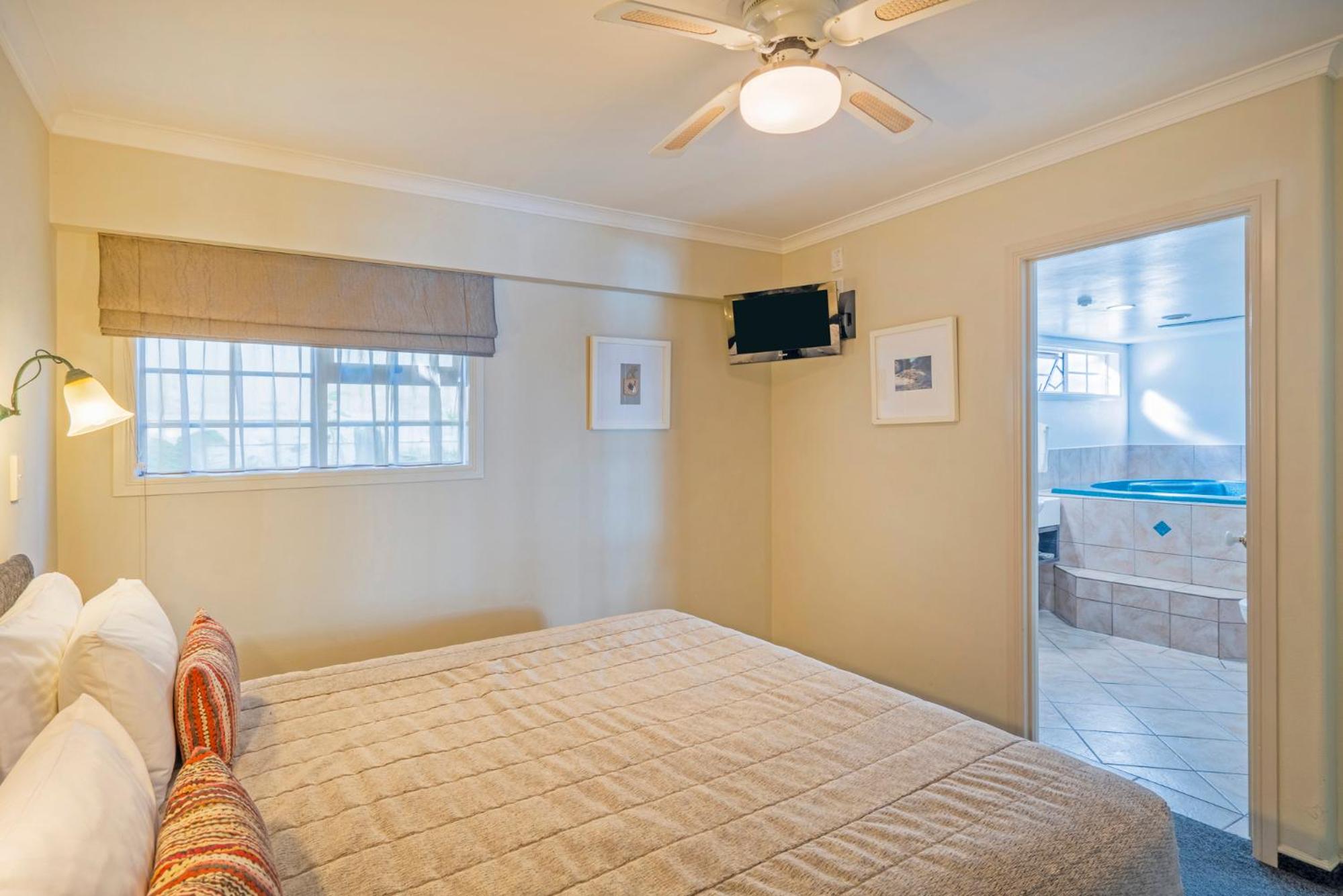 Family Two Bedroom Suite with Spa Pool - Photo 6