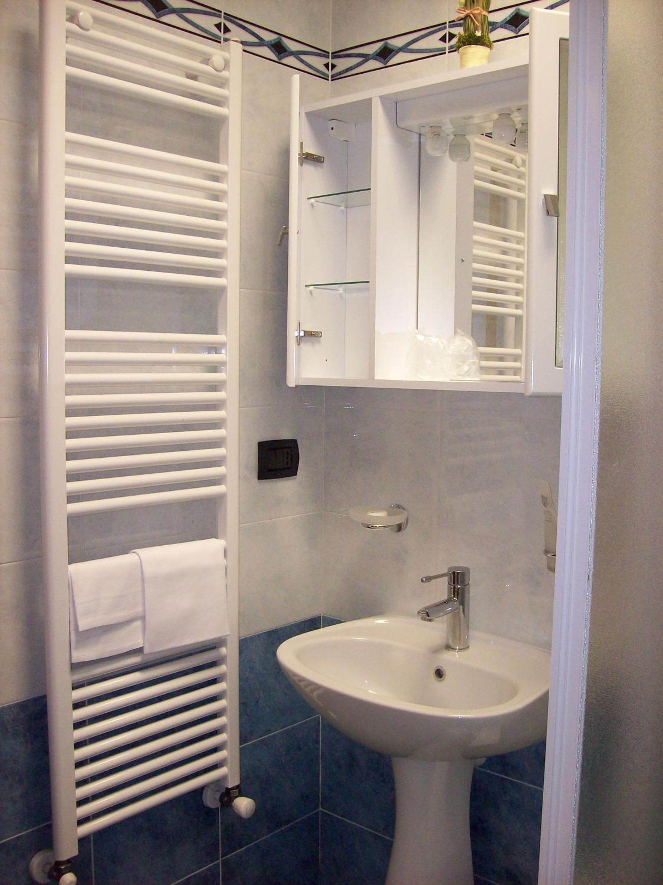 Standard Triple Room - Photo 10