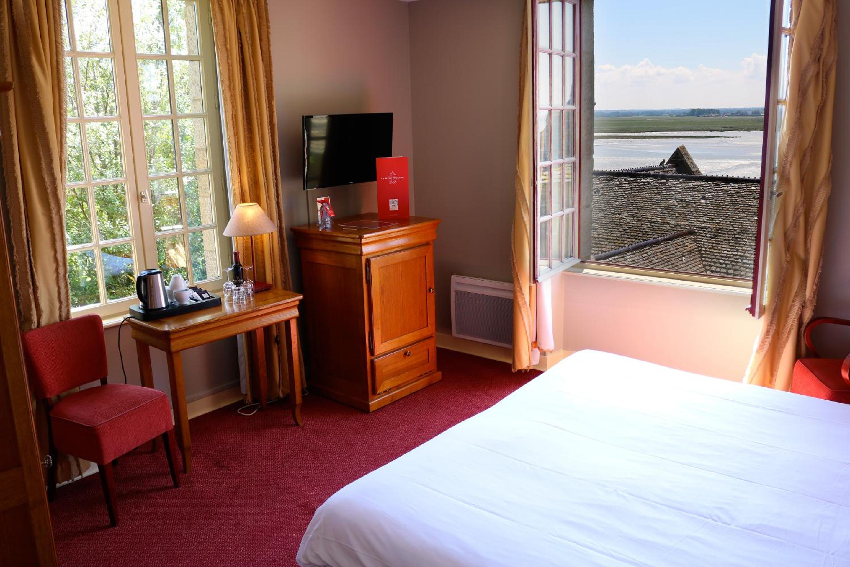 Double or Twin Room with Bay Mont-Saint-Michel View - Red House  - Photo 4