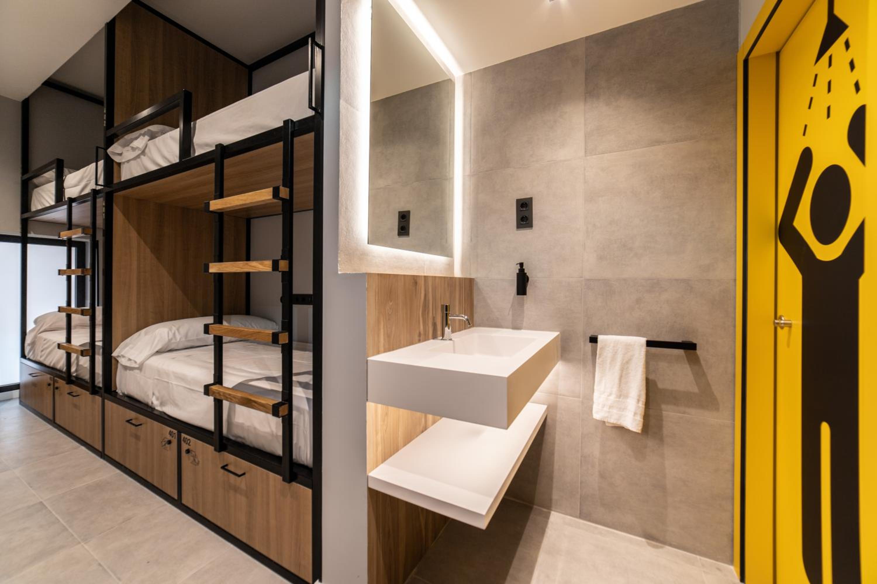 Bed in 4-Bed Mixed Dormitory Room photo 2