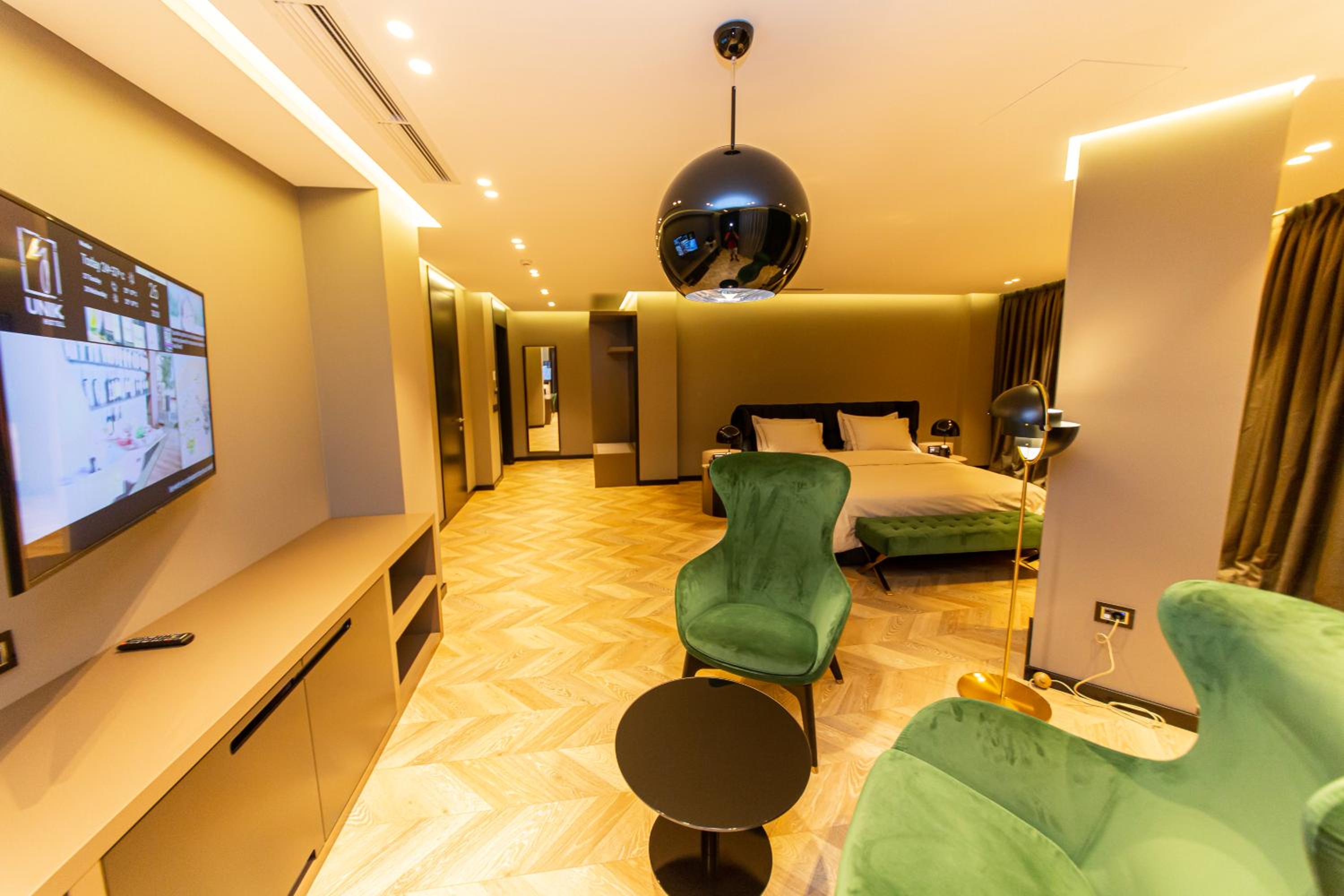 Deluxe King Suite