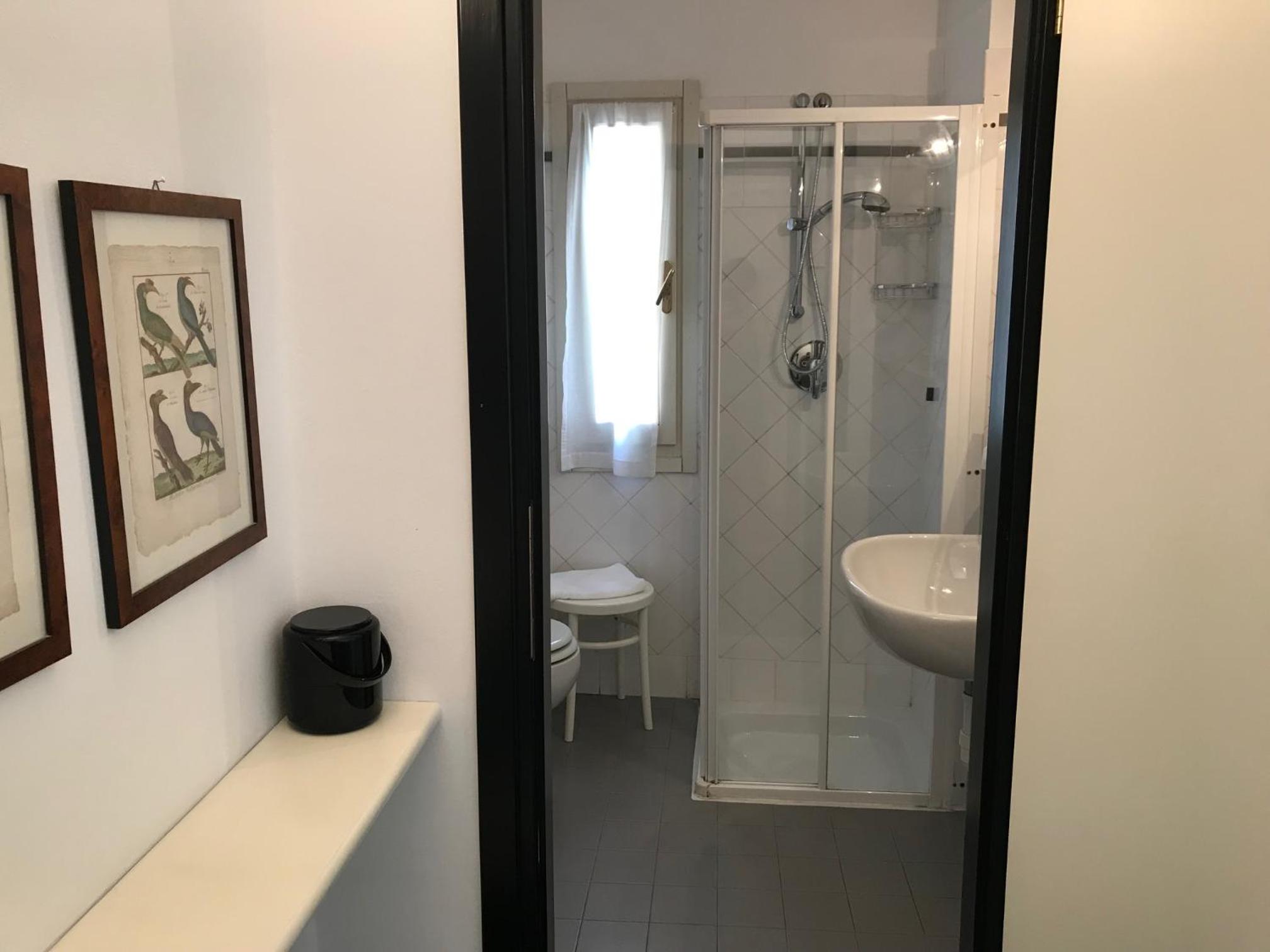 Standard Double or Twin Room - Photo 5