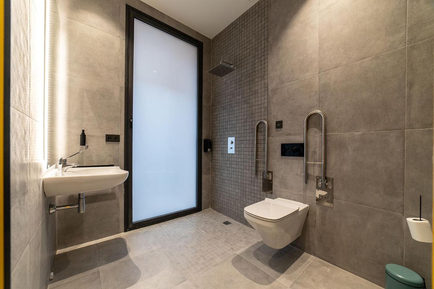 Quadruple Room with Private Bathroom photo 2