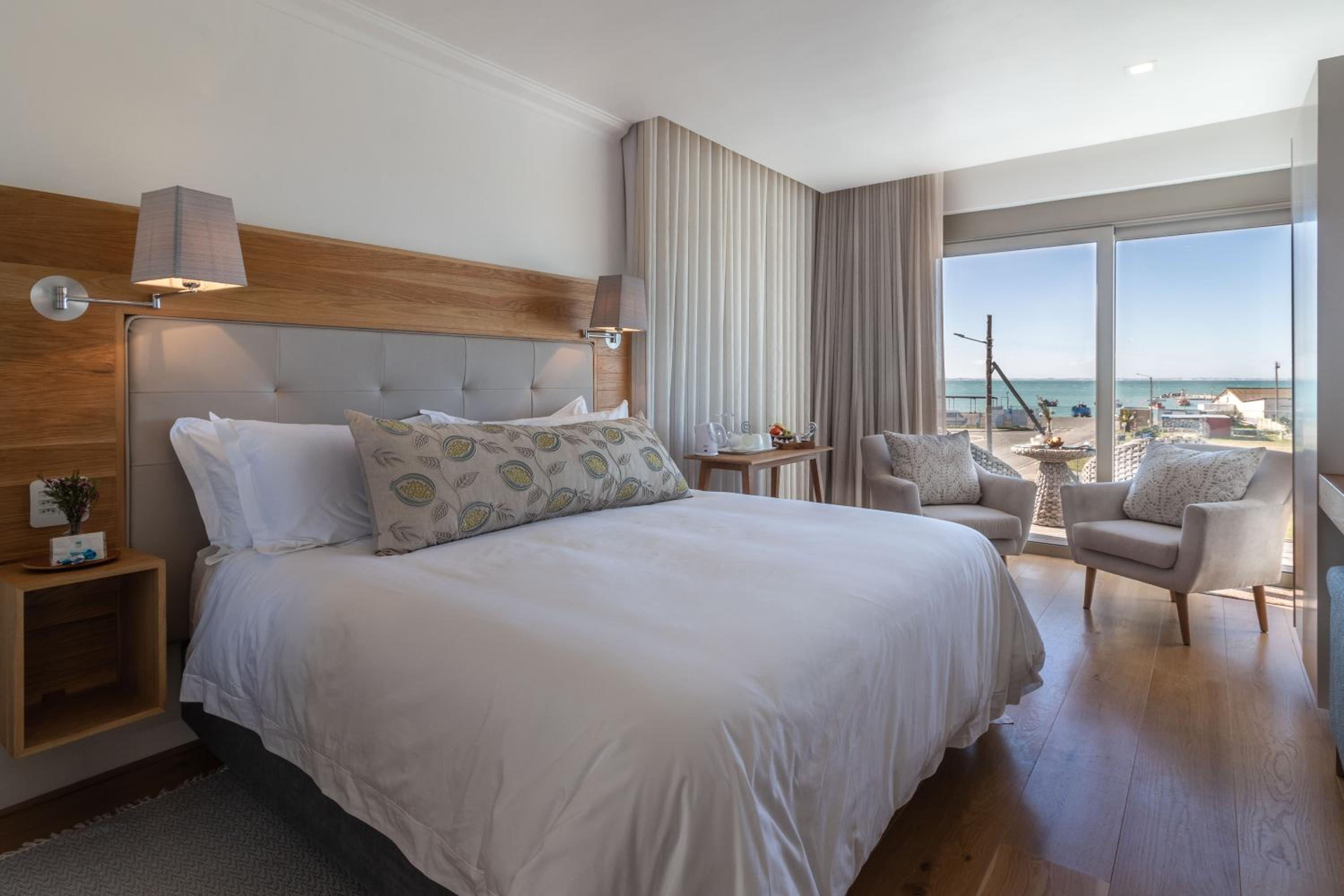 Deluxe King Suite photo 1