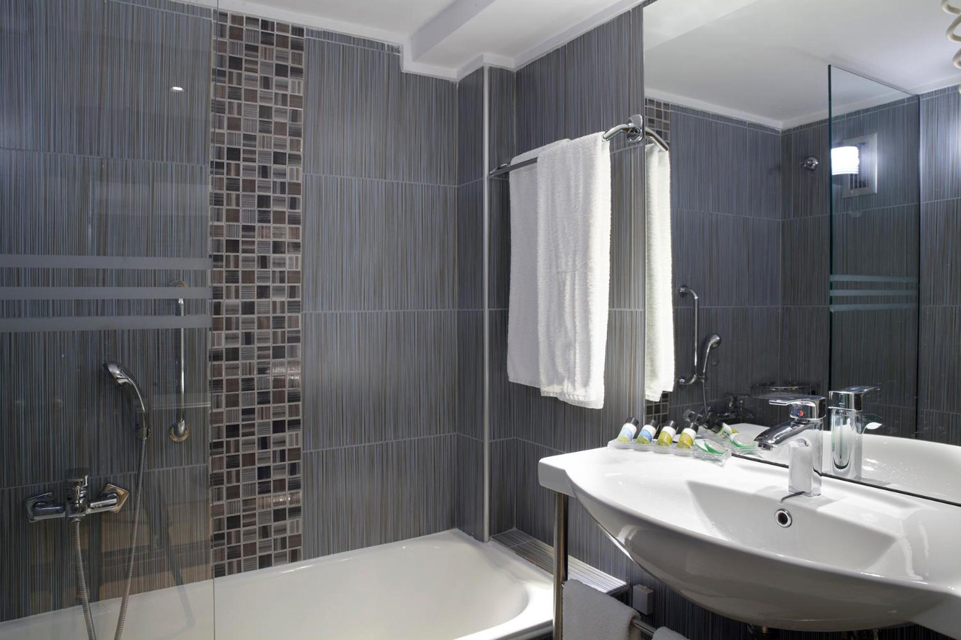 Deluxe Room with Mountain View - Photo 4