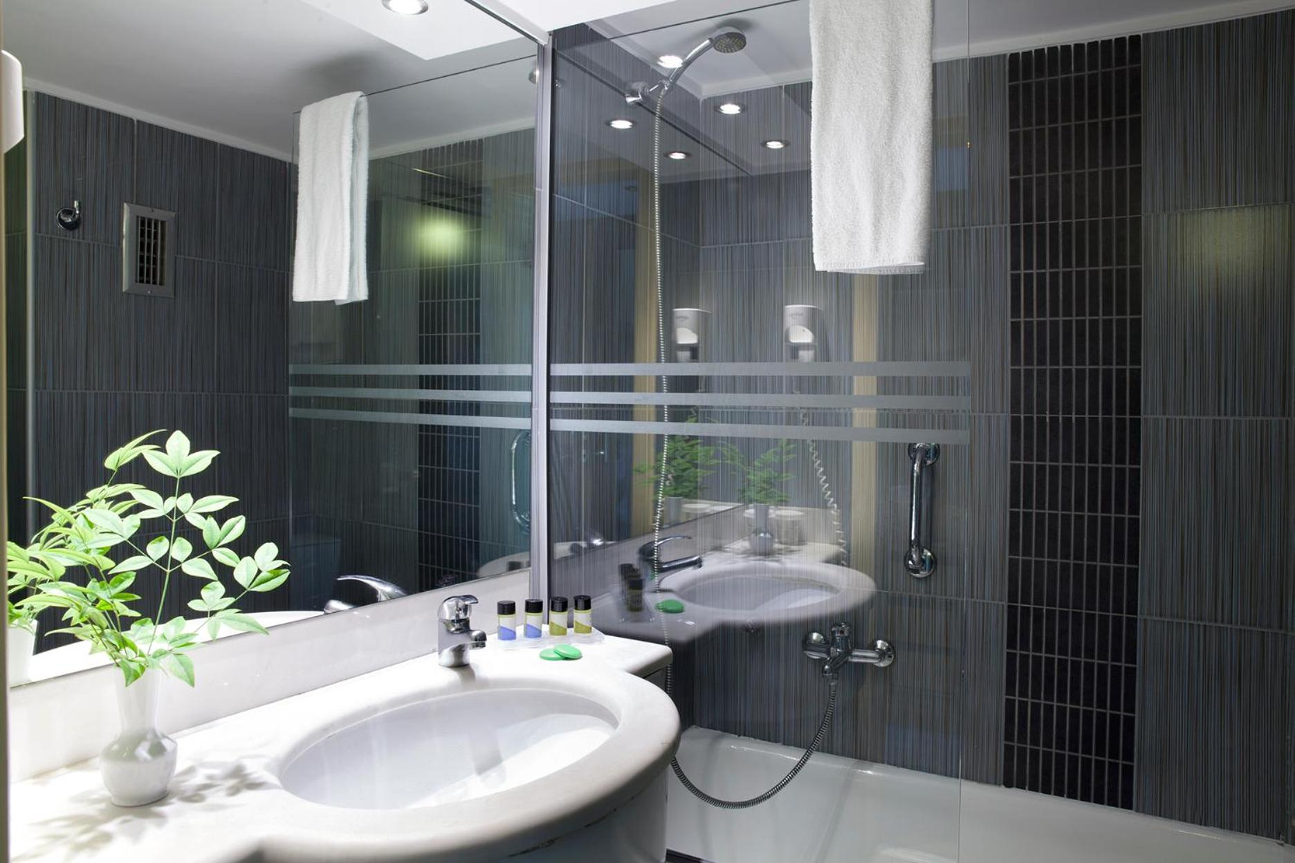 Deluxe Room with Sea View - Photo 5