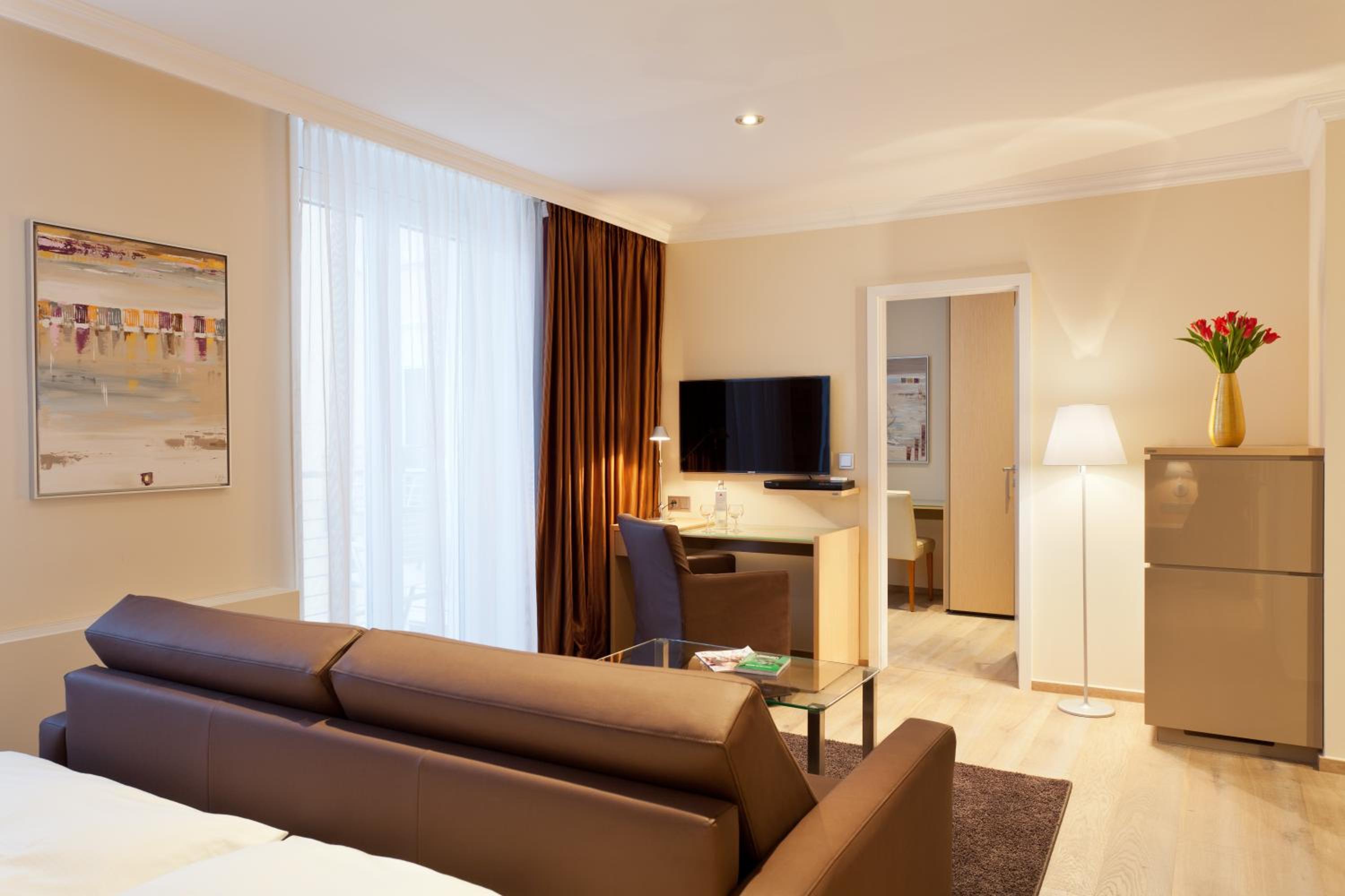 Superior Family Room photo 1