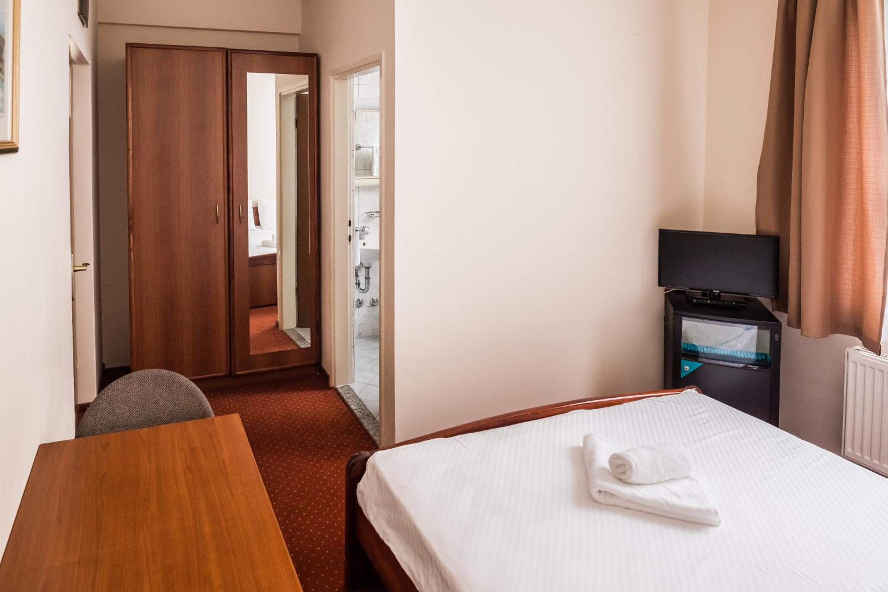 Double Room - Photo 4