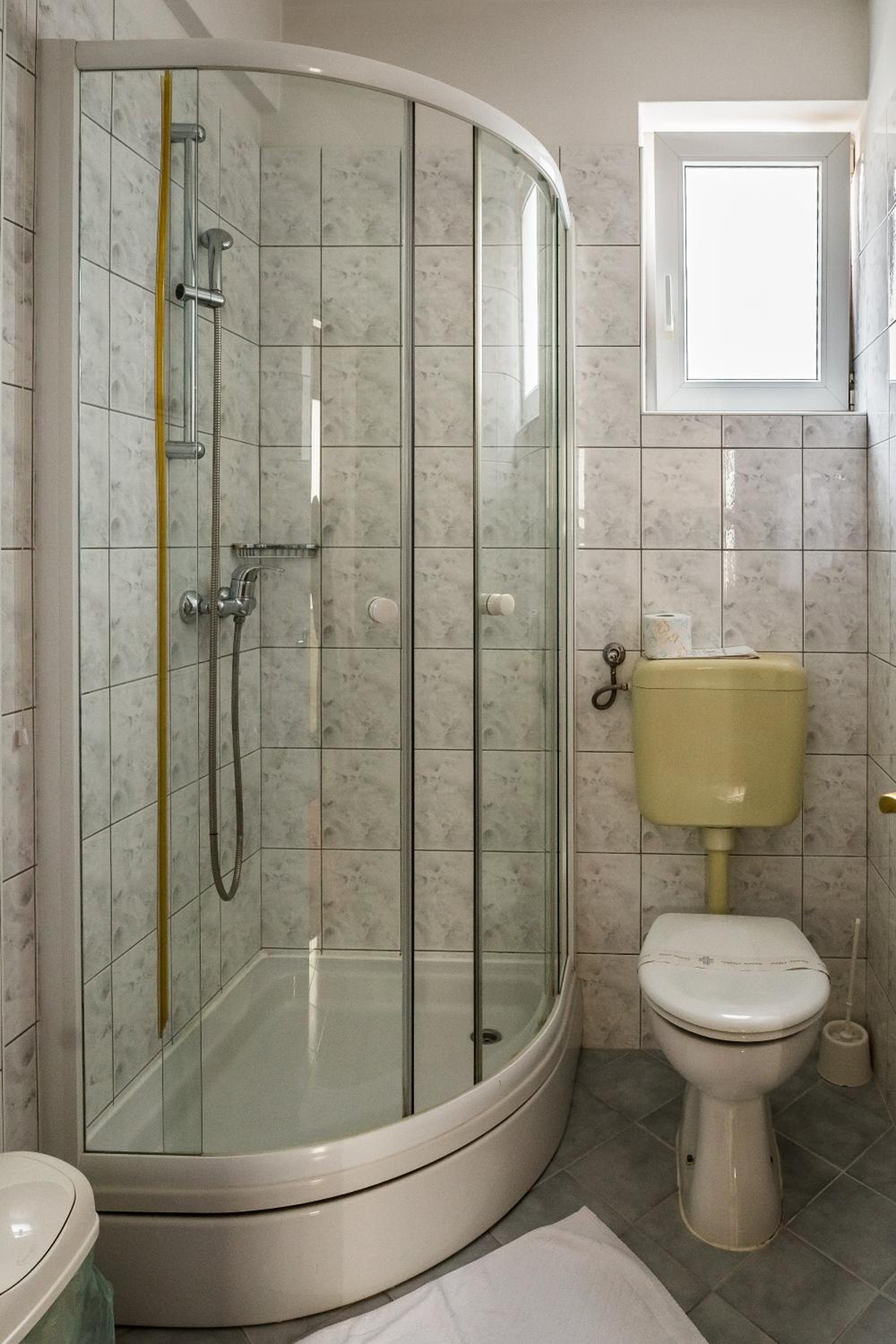 Double Room - Photo 6