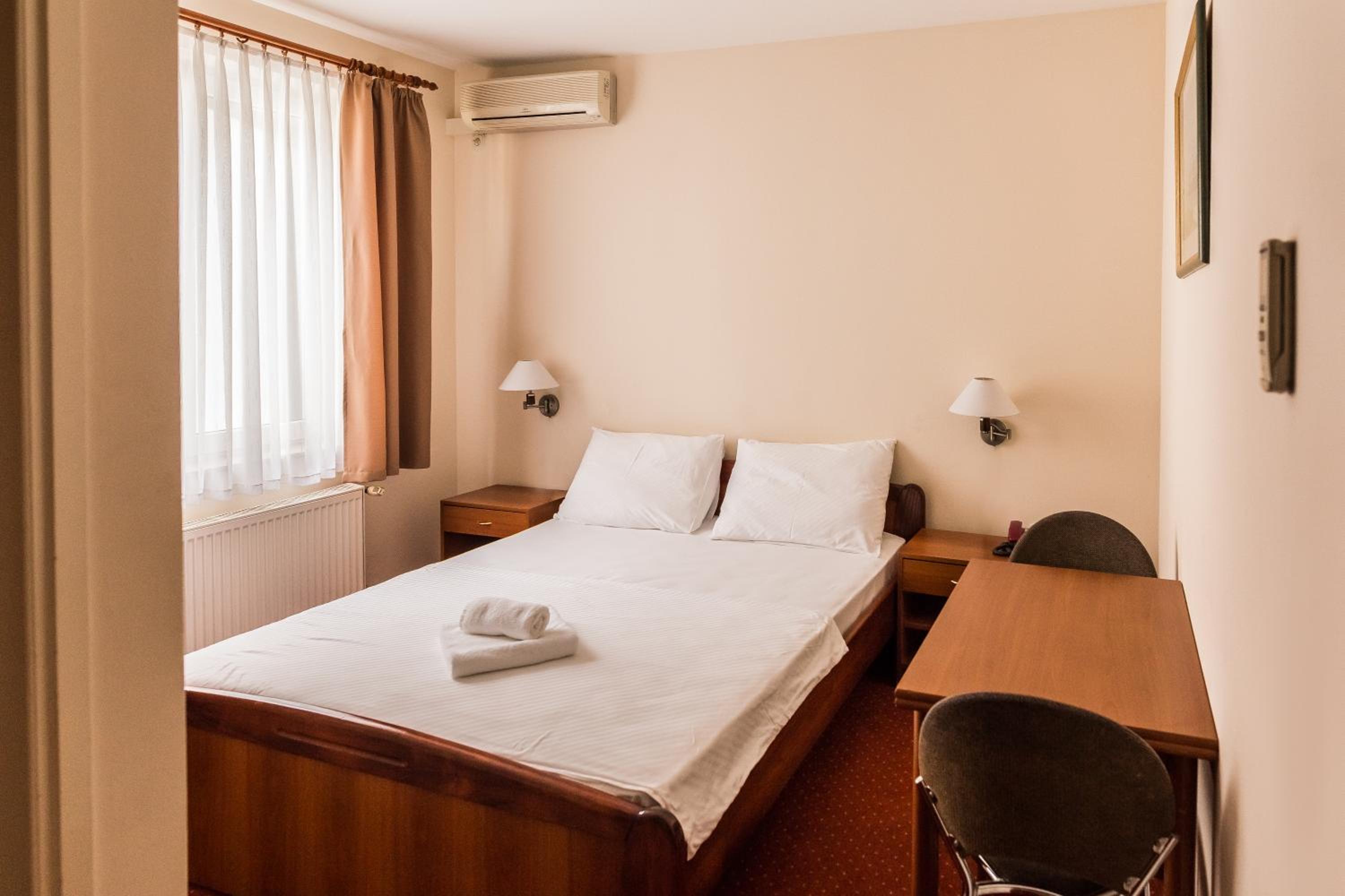 Double Room - Photo 5