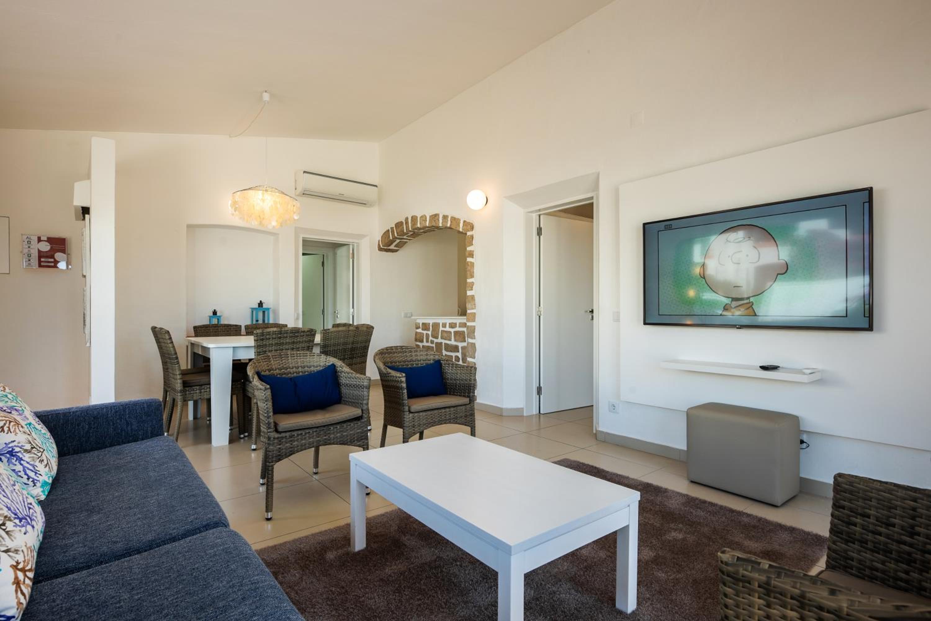Three-Bedroom Villa with Private Jacuzzi and Sea View photo 3
