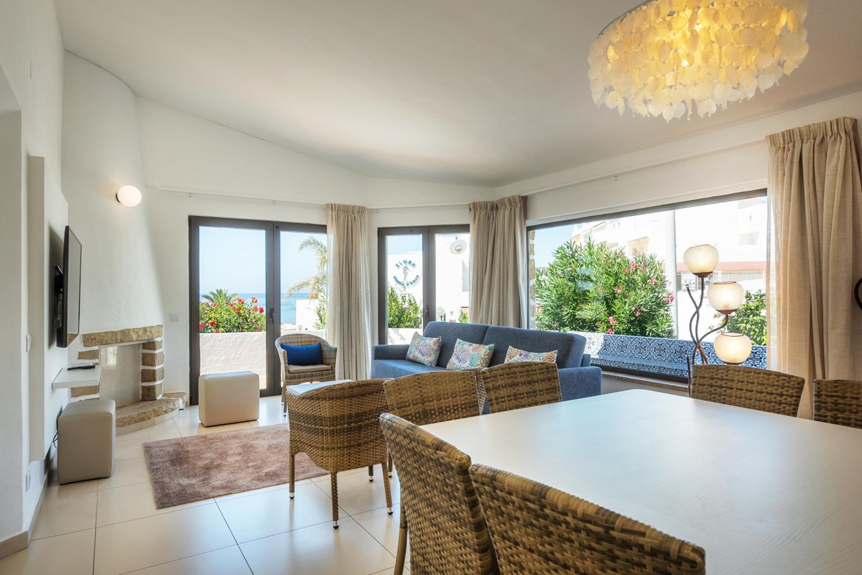Three-Bedroom Villa with Private Jacuzzi and Sea View photo 2