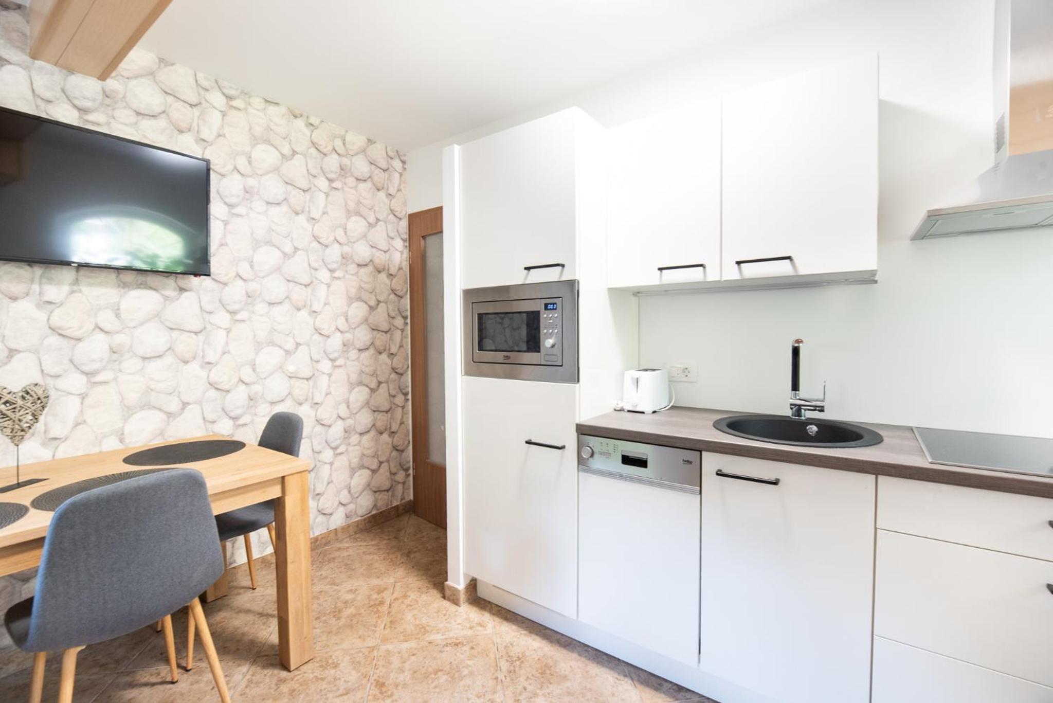 Apartment with Mountain View - Photo 5