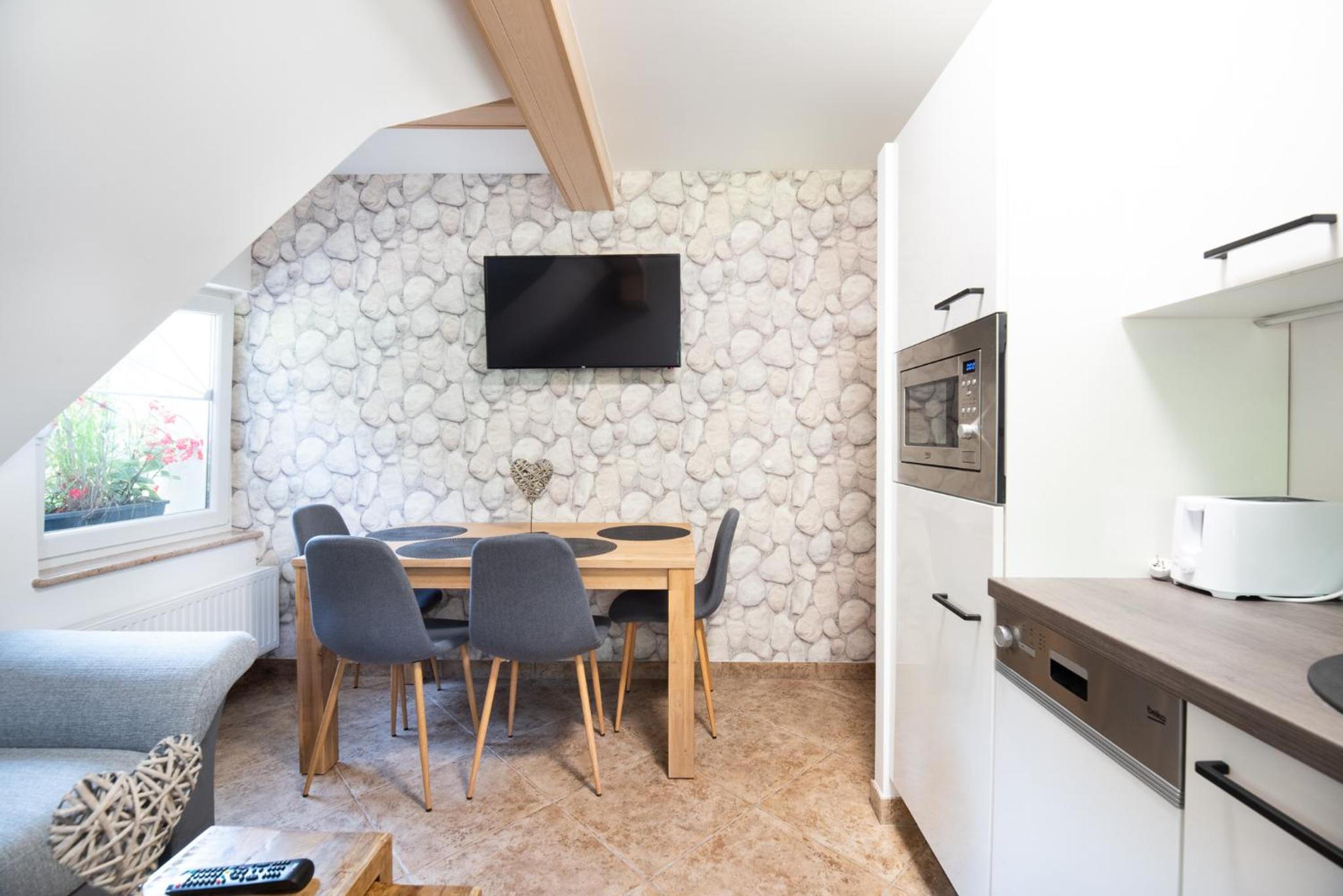 Apartment with Mountain View - Photo 3