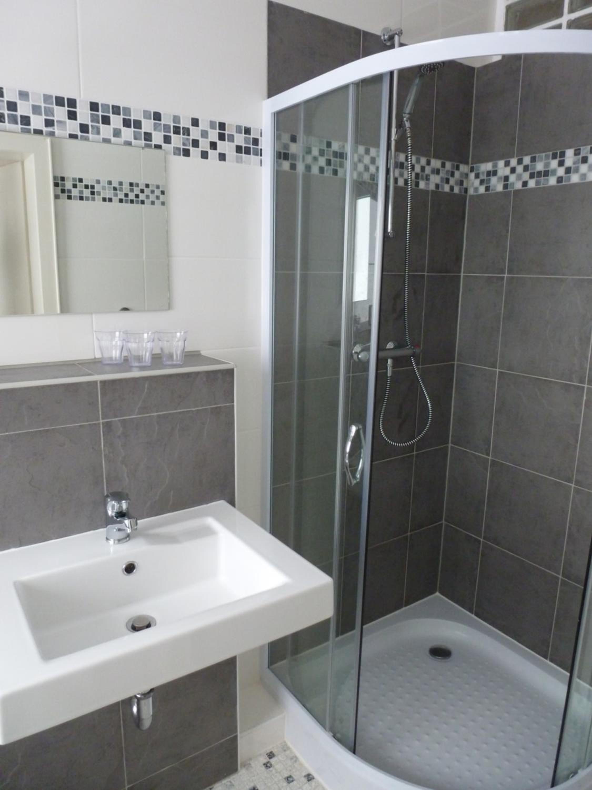 Triple Room with Private Bathroom - Photo 6