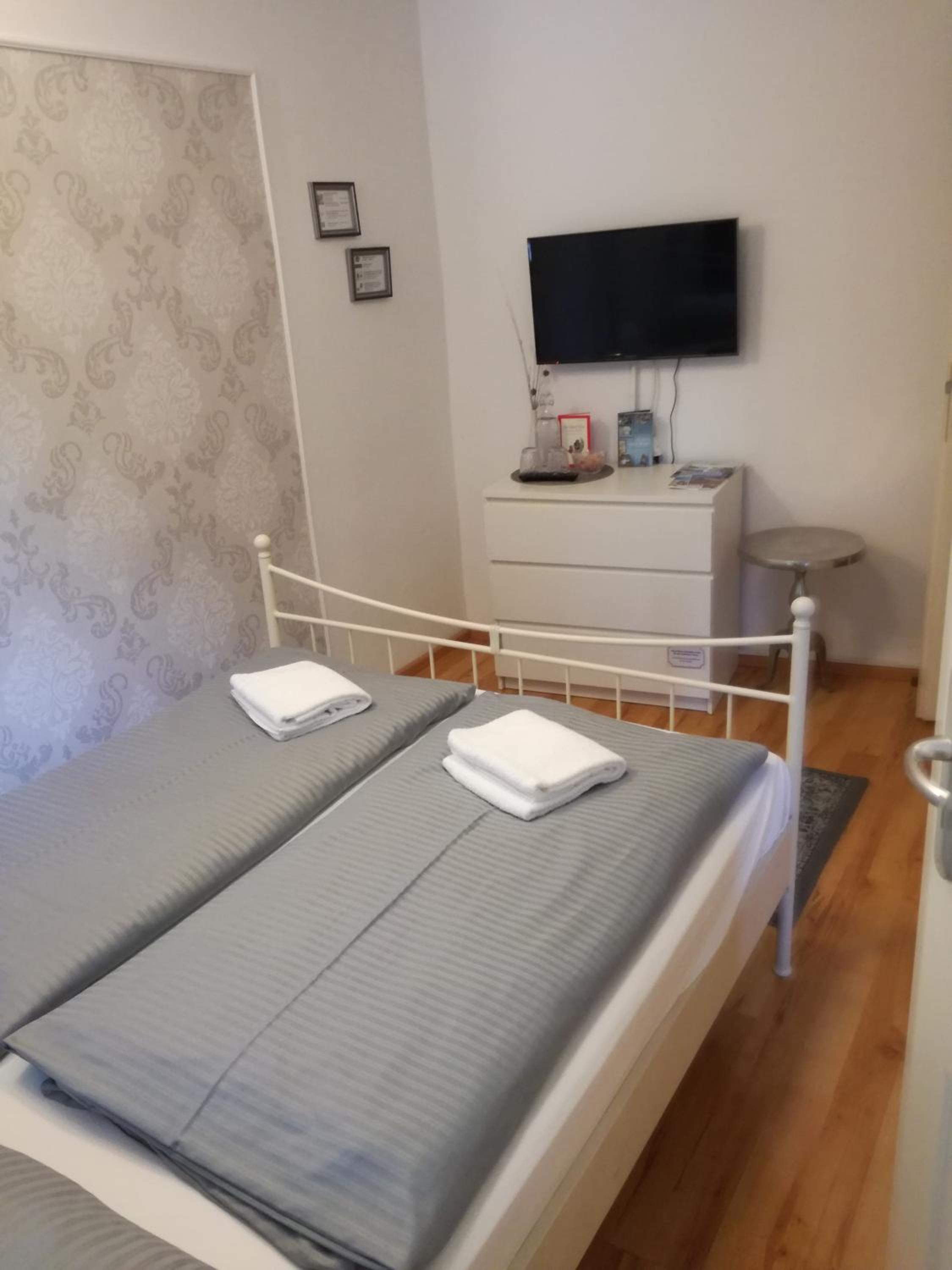 Small Single Room photo 3