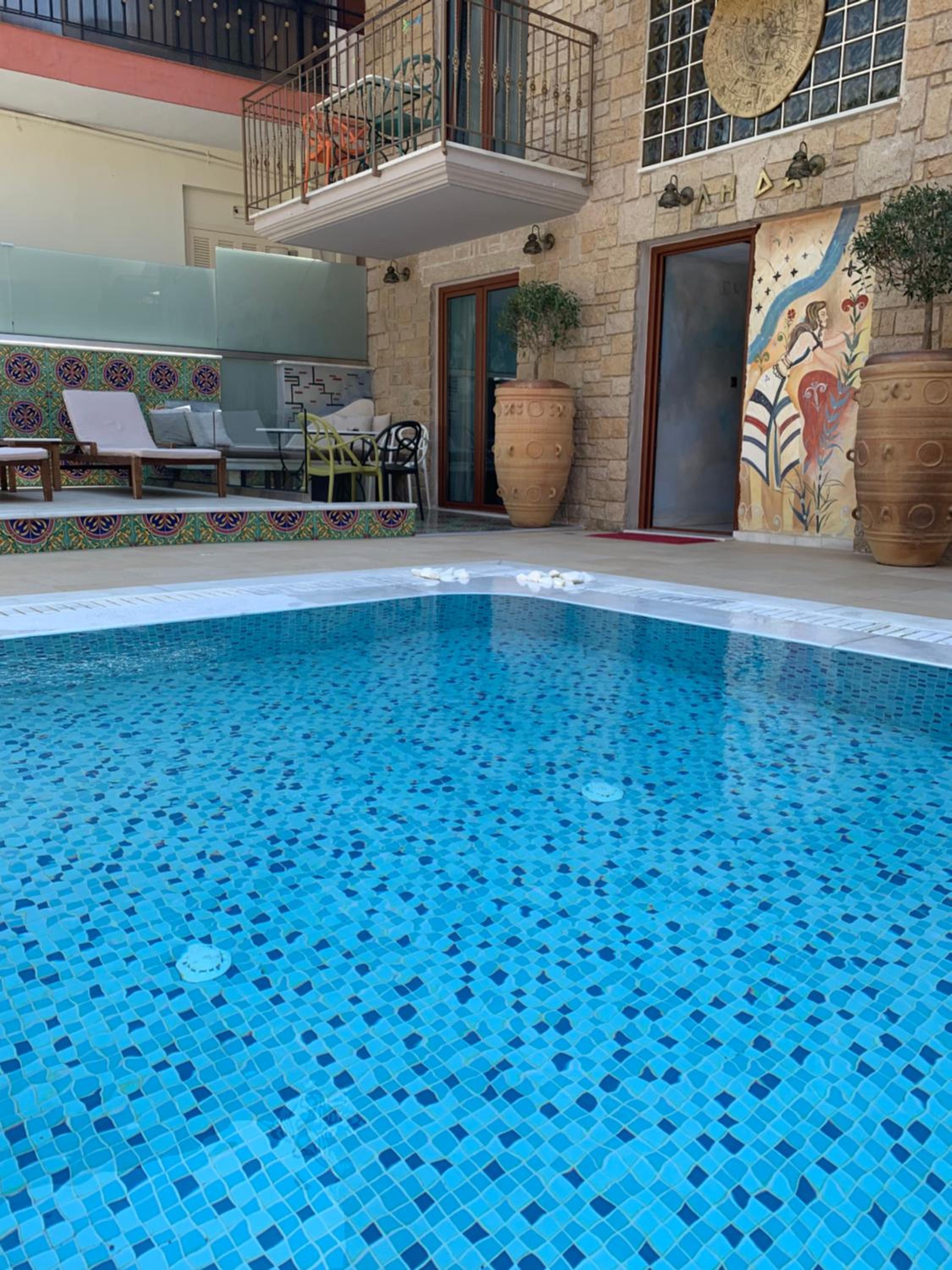 Suite Pool Side photo 3