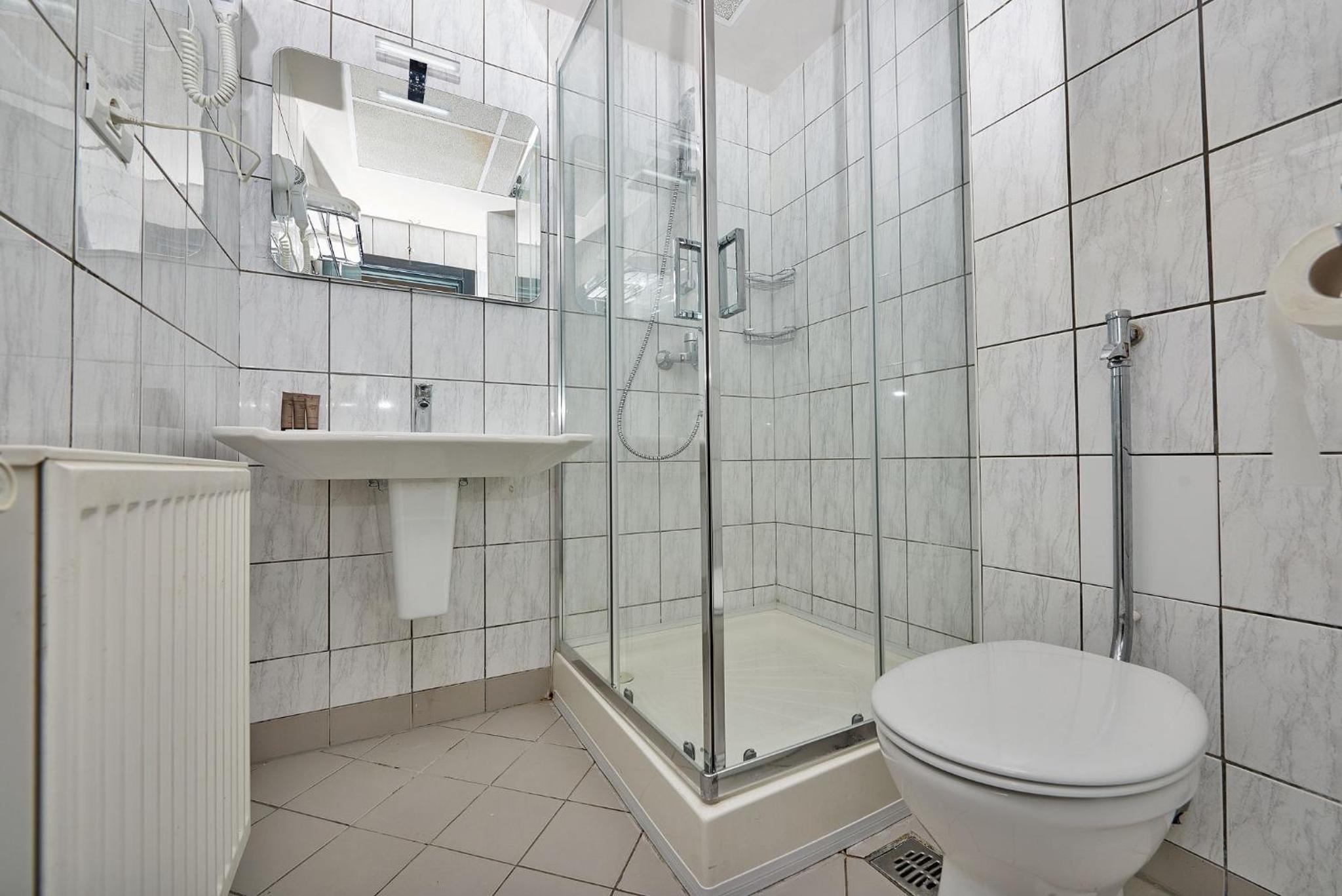 Standard Double or Twin Room - Photo 7
