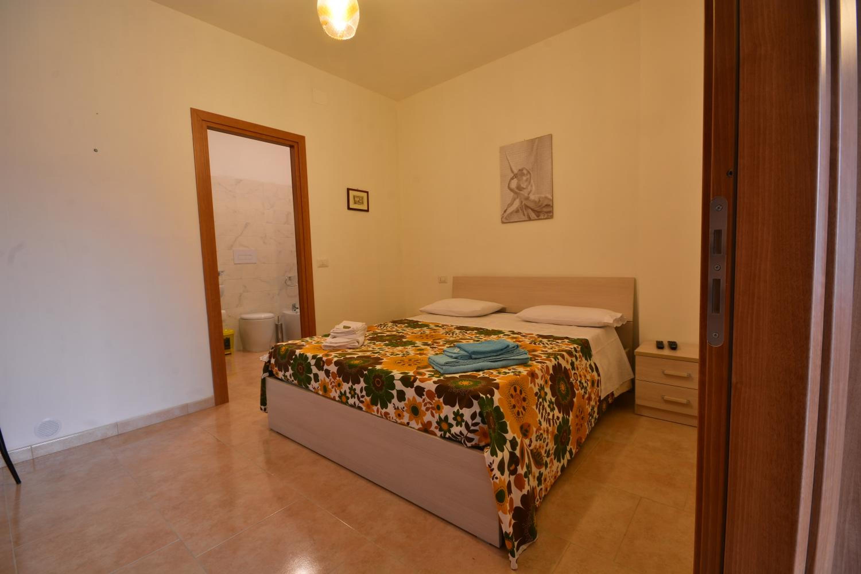 Double Room with Private Bathroom - Photo 3