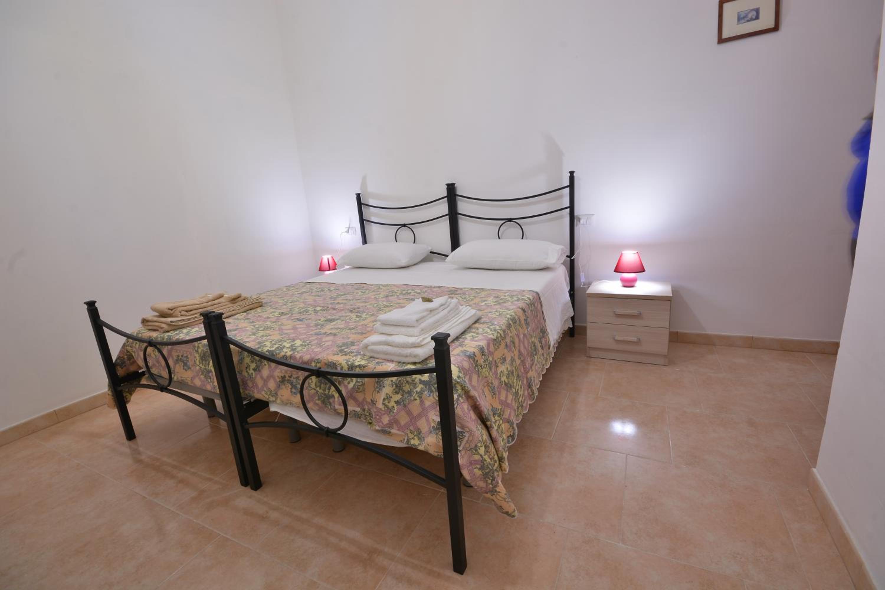 Double Room with Private Bathroom - Photo 2