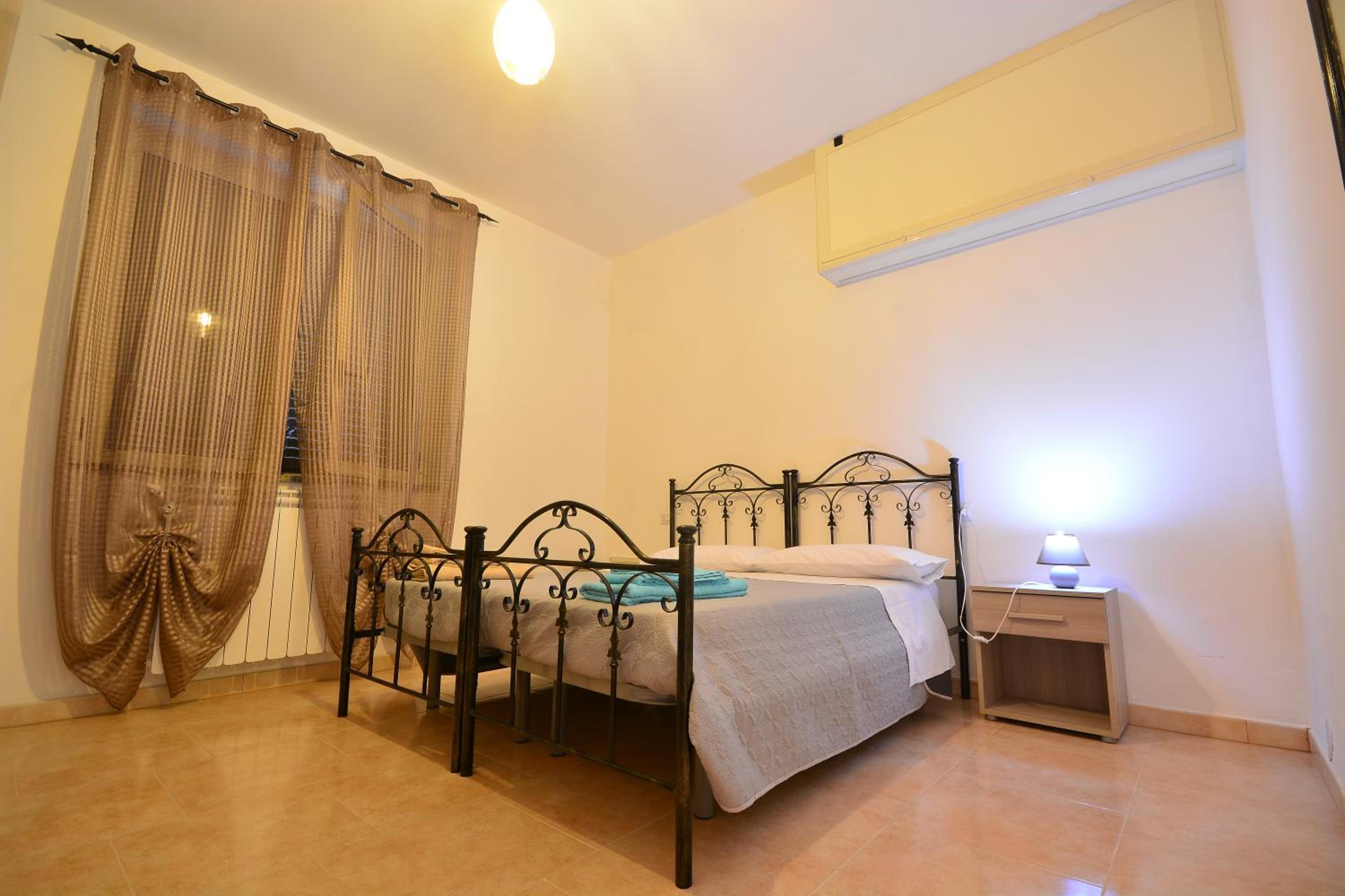 Double Room with Private Bathroom - Photo 11
