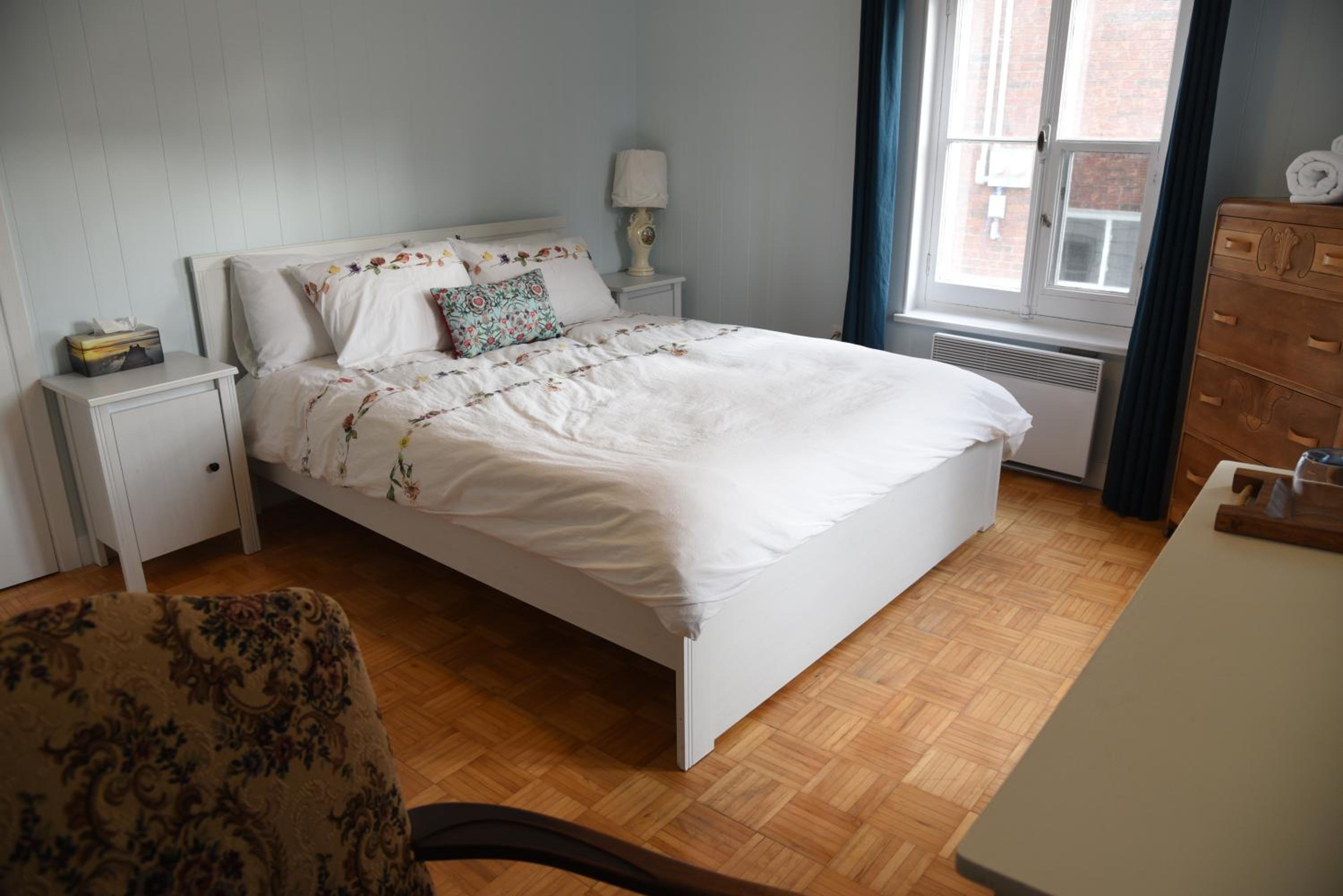 Queen Room with Shared Bathroom photo 3