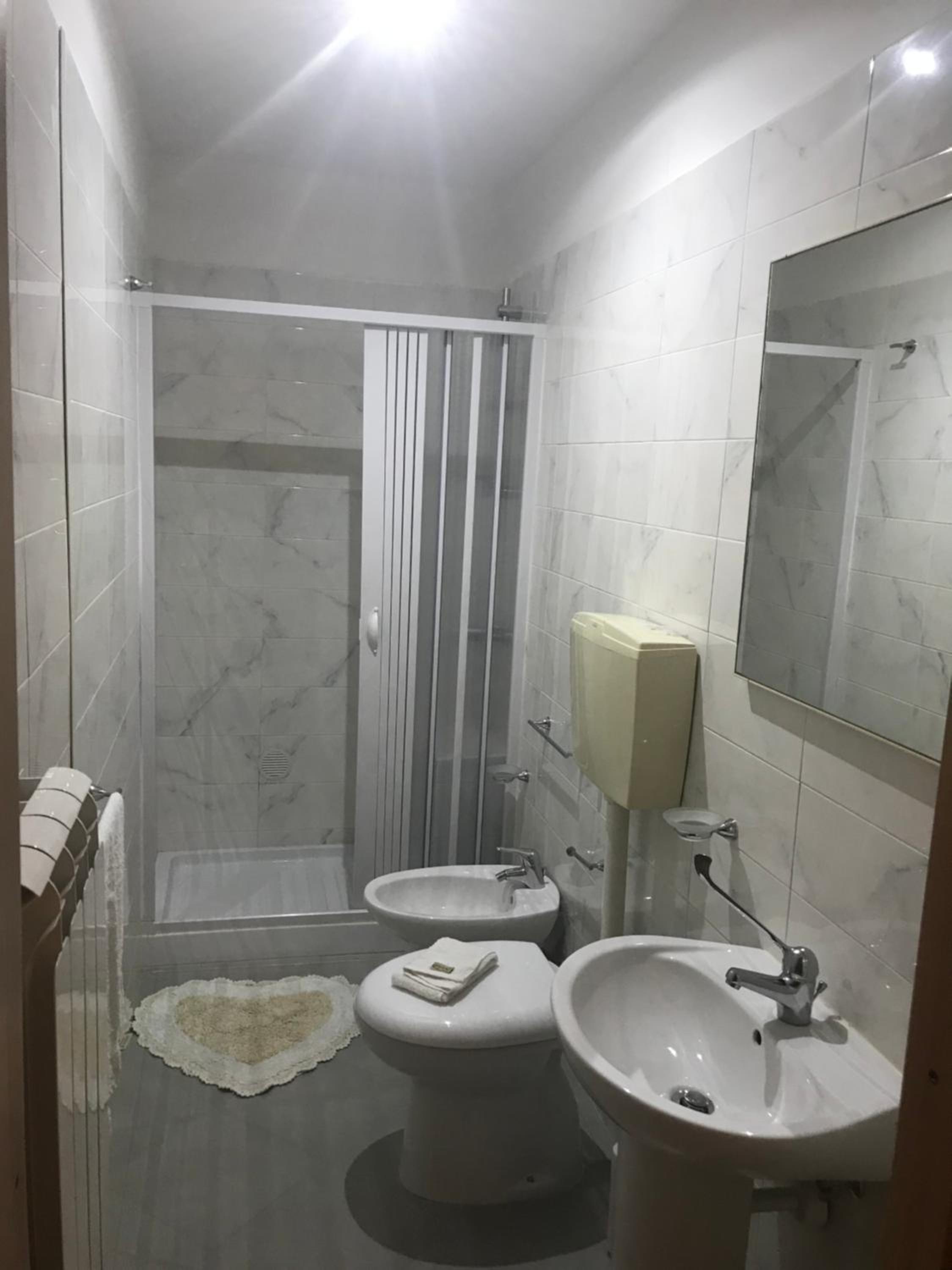 Double Room with Private Bathroom - Photo 7