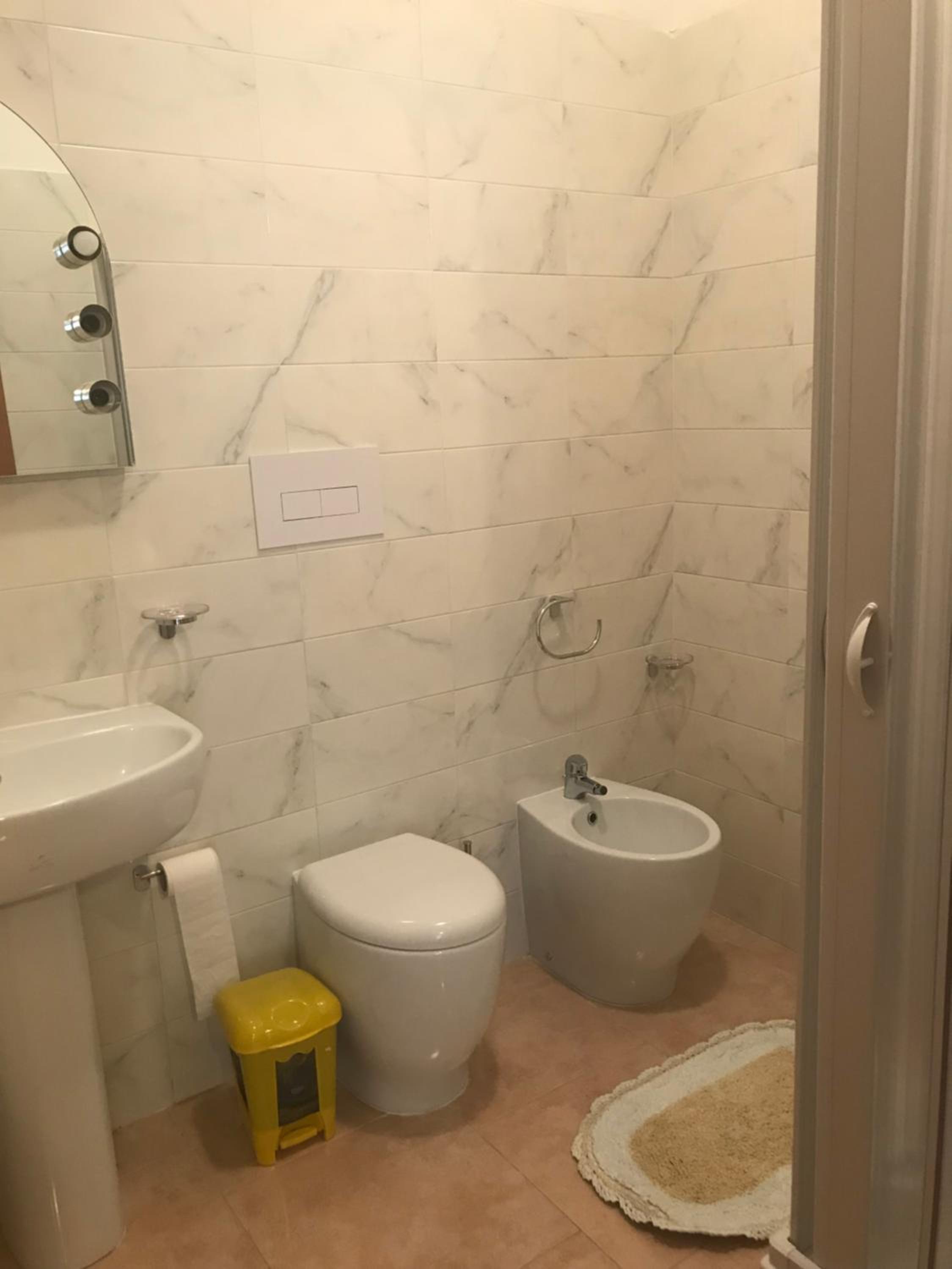 Double Room with Private Bathroom - Photo 8