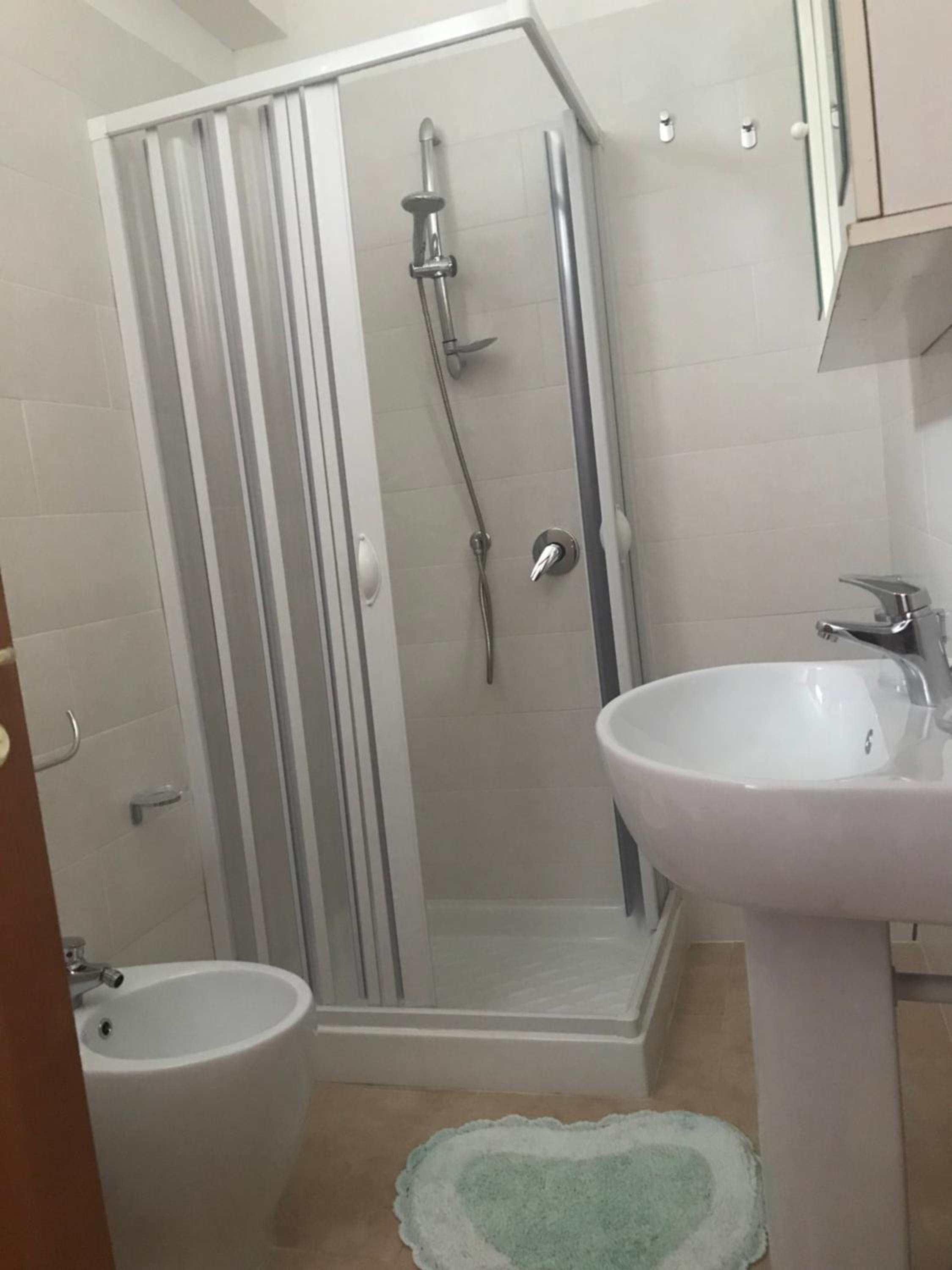 Double Room with Private Bathroom - Photo 9