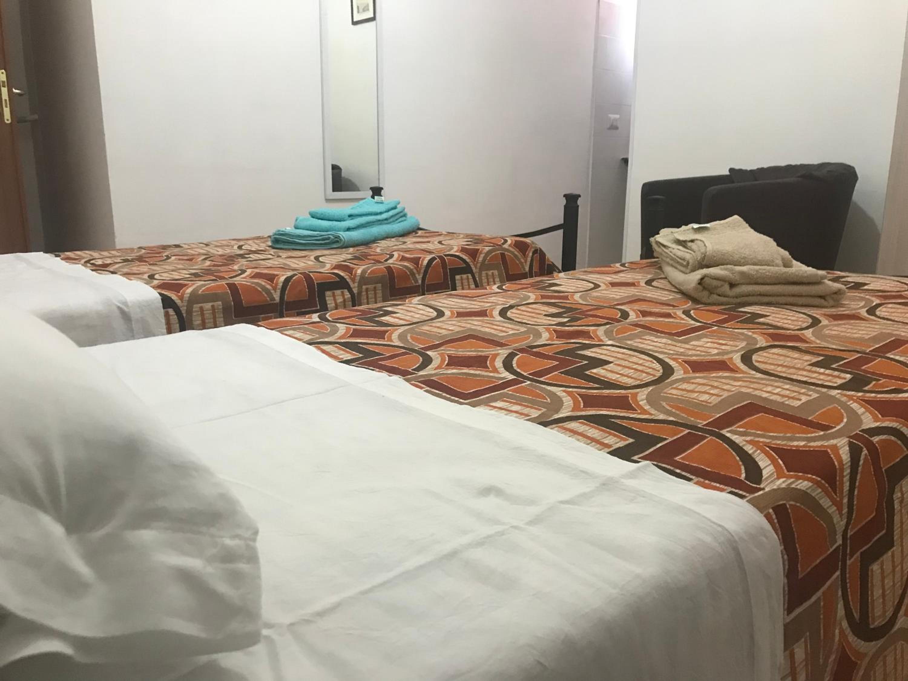 Double Room with Private Bathroom - Photo 10