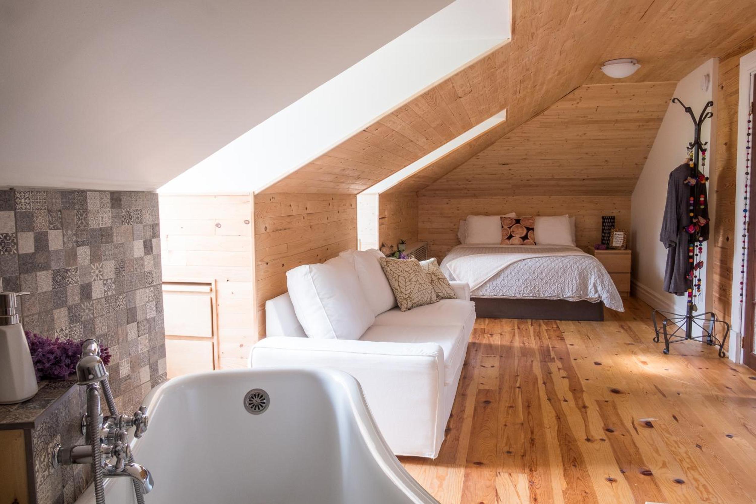 Deluxe Double Room with Bath photo 1