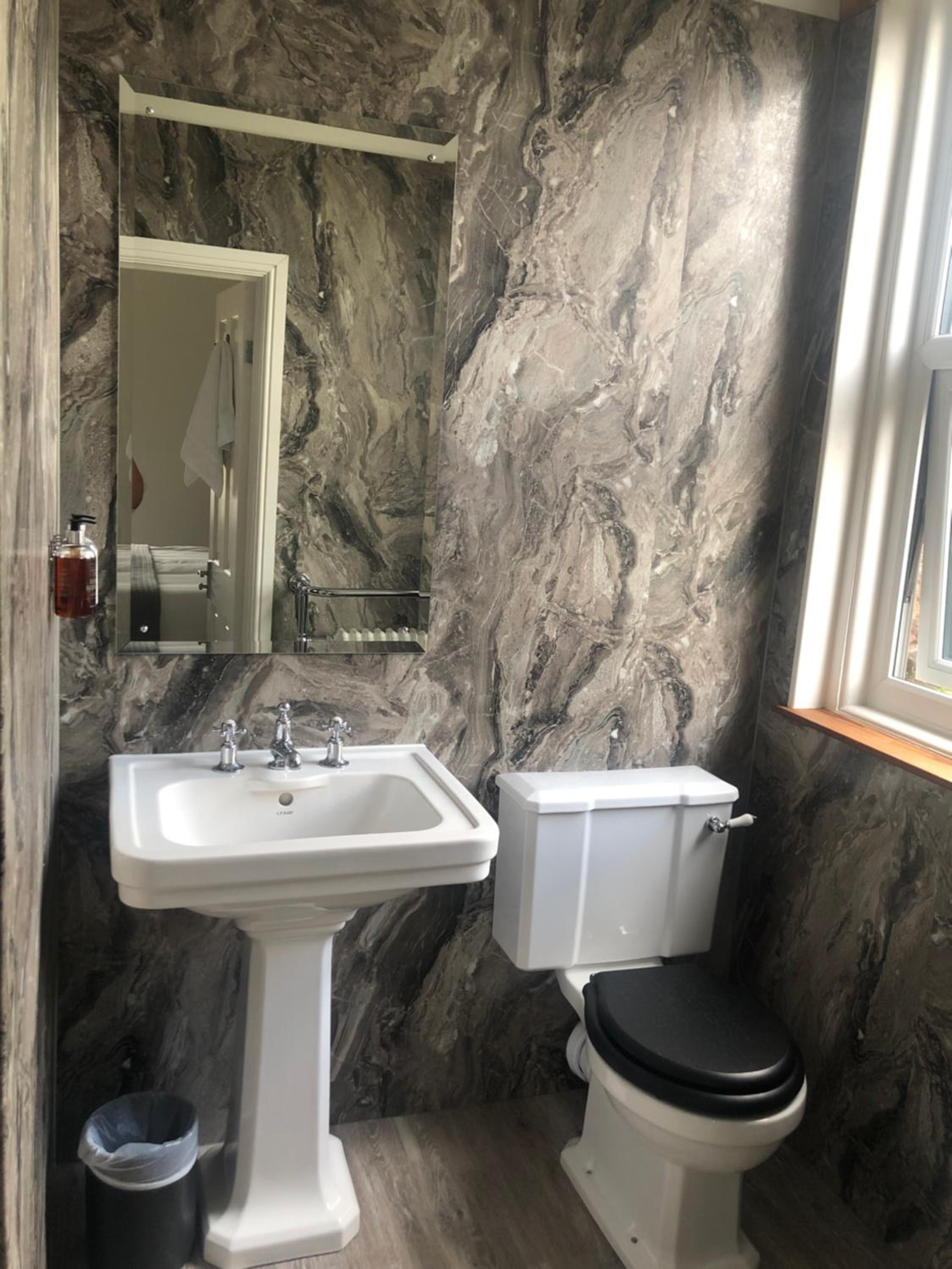 Double Room with Private Bathroom - Photo 3