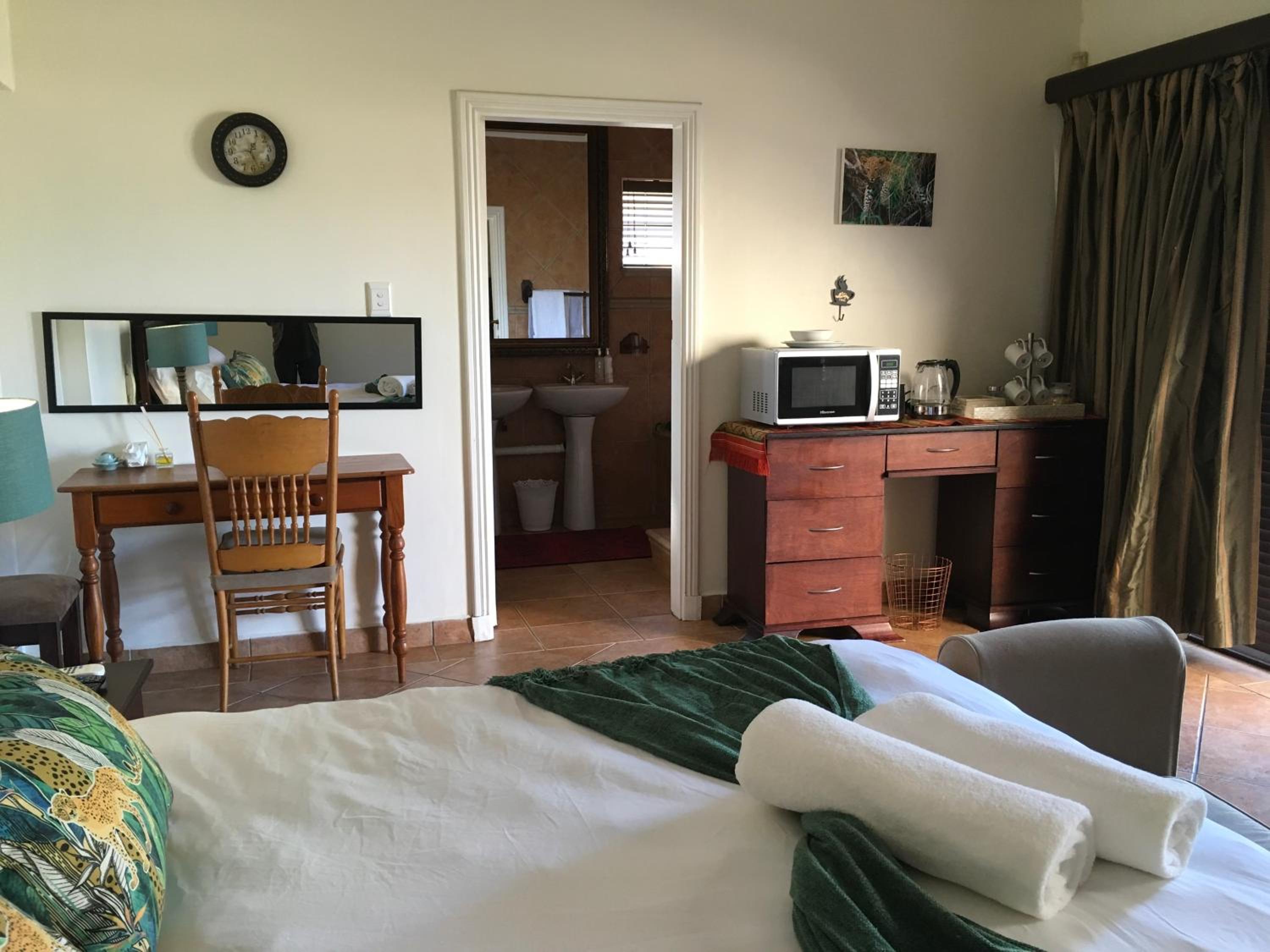 King Room with Pool View - Photo 14
