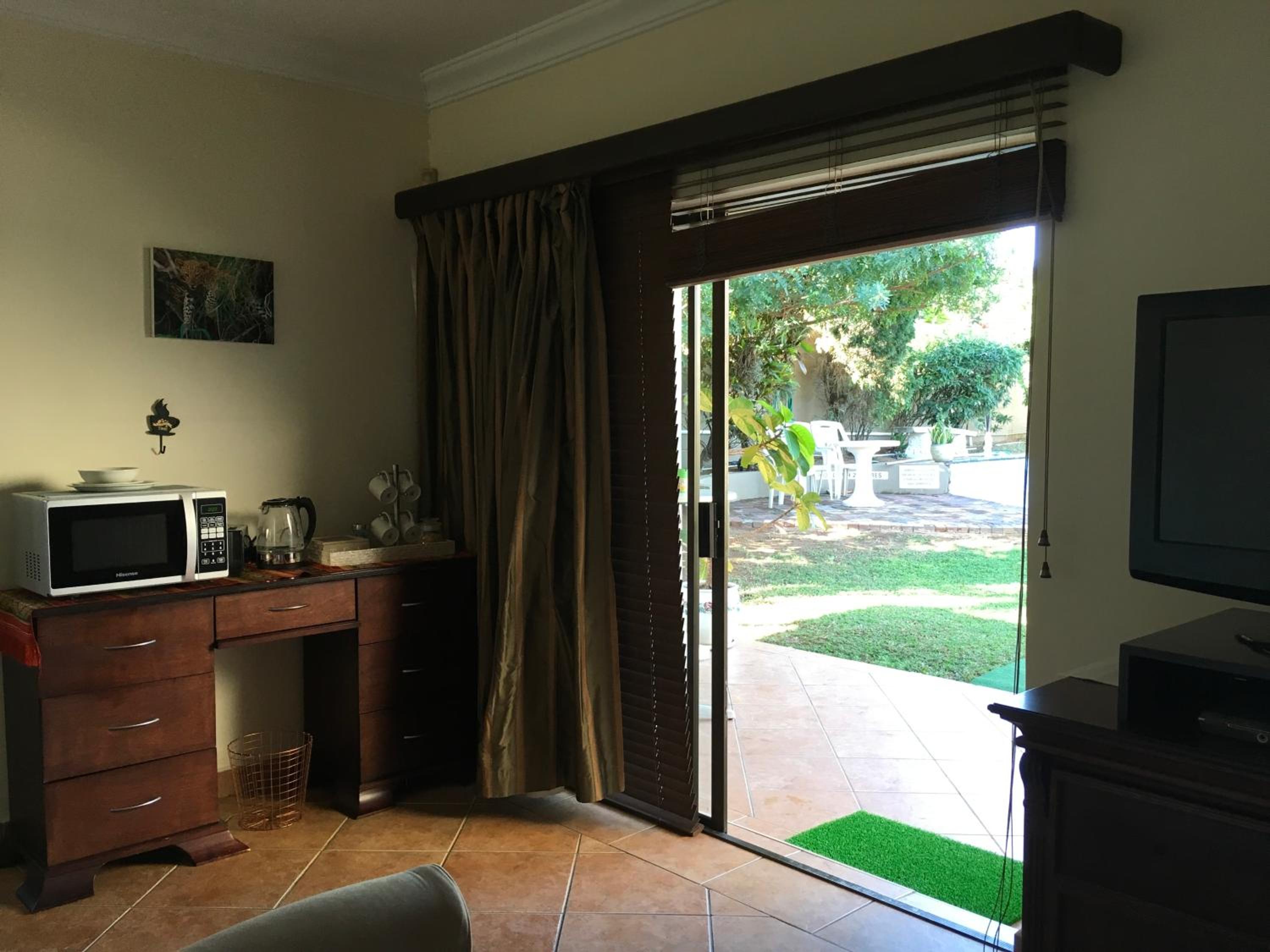 King Room with Pool View - Photo 2