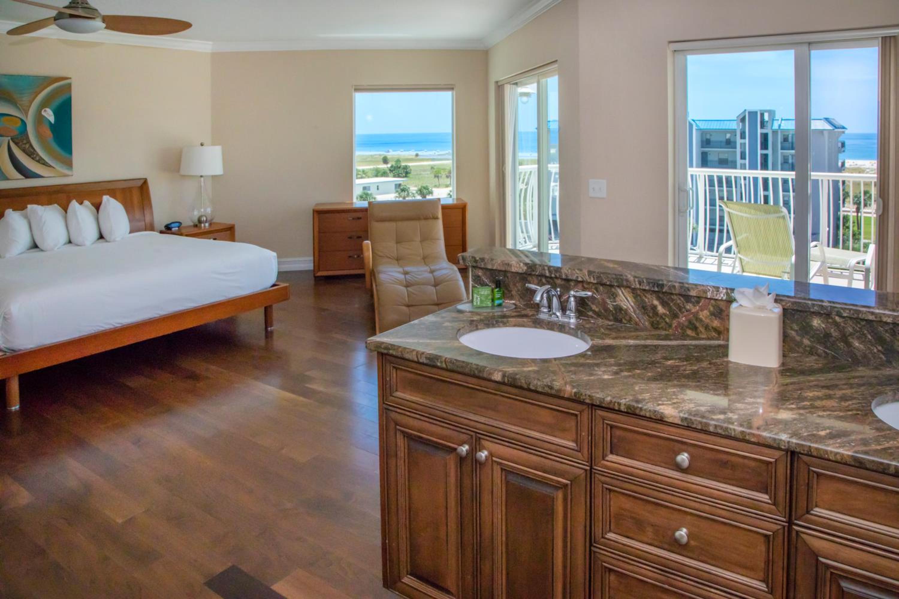 Three-Bedroom Penthouse Suite photo 2