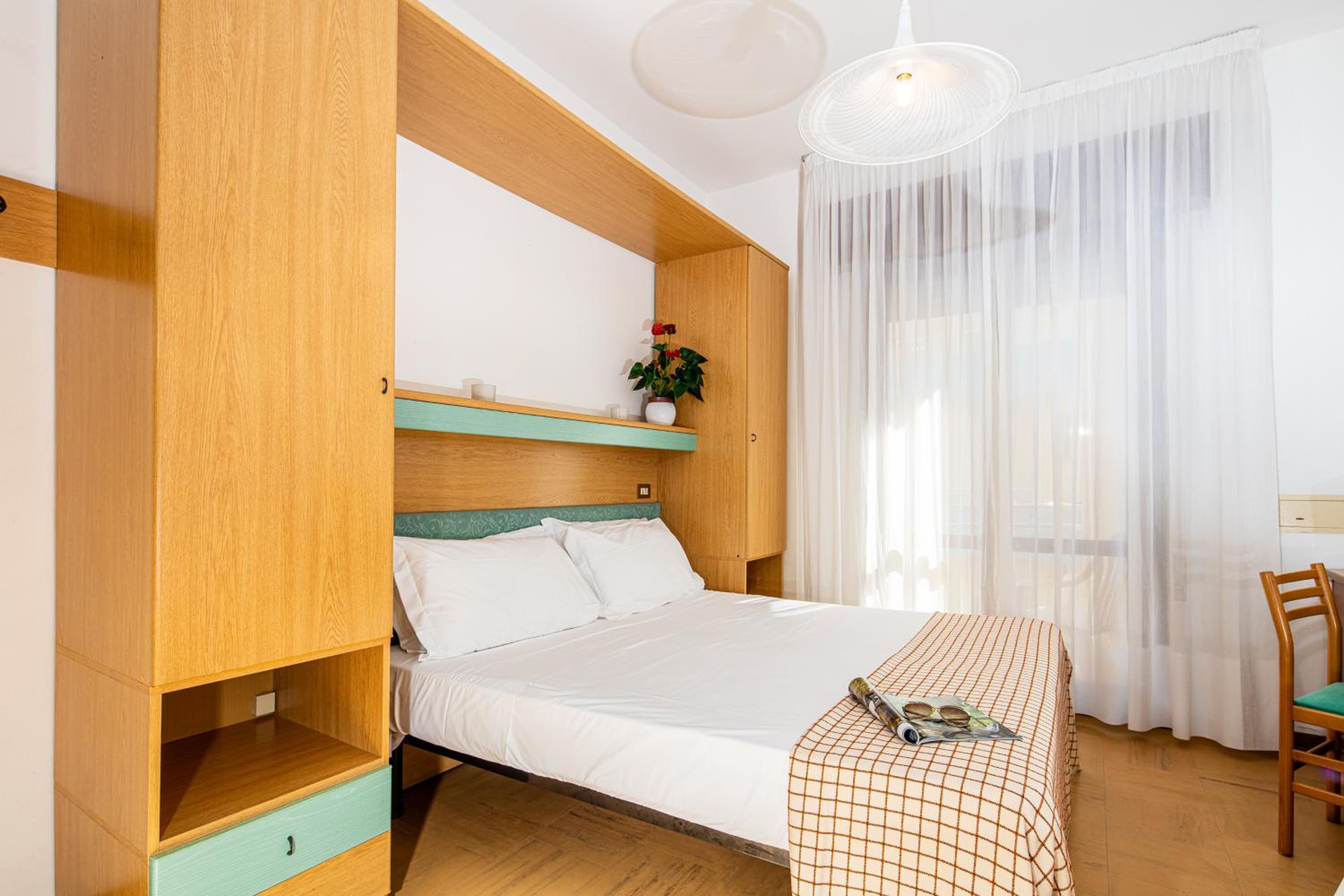 Standard Double Room with Side Sea View - Photo 3