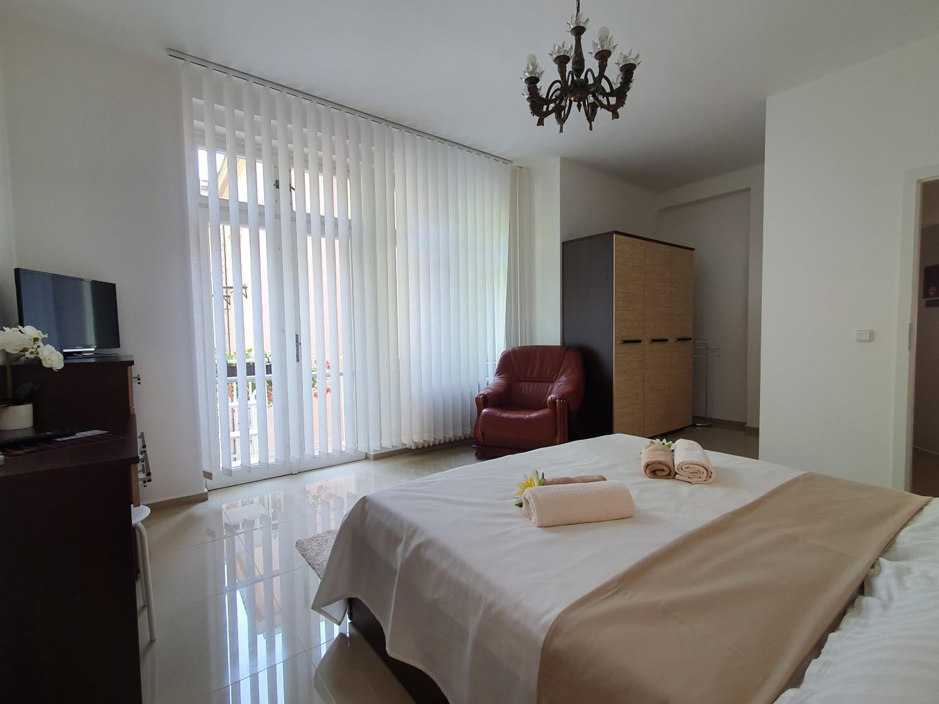 Apartment with Courtyard View photo 3