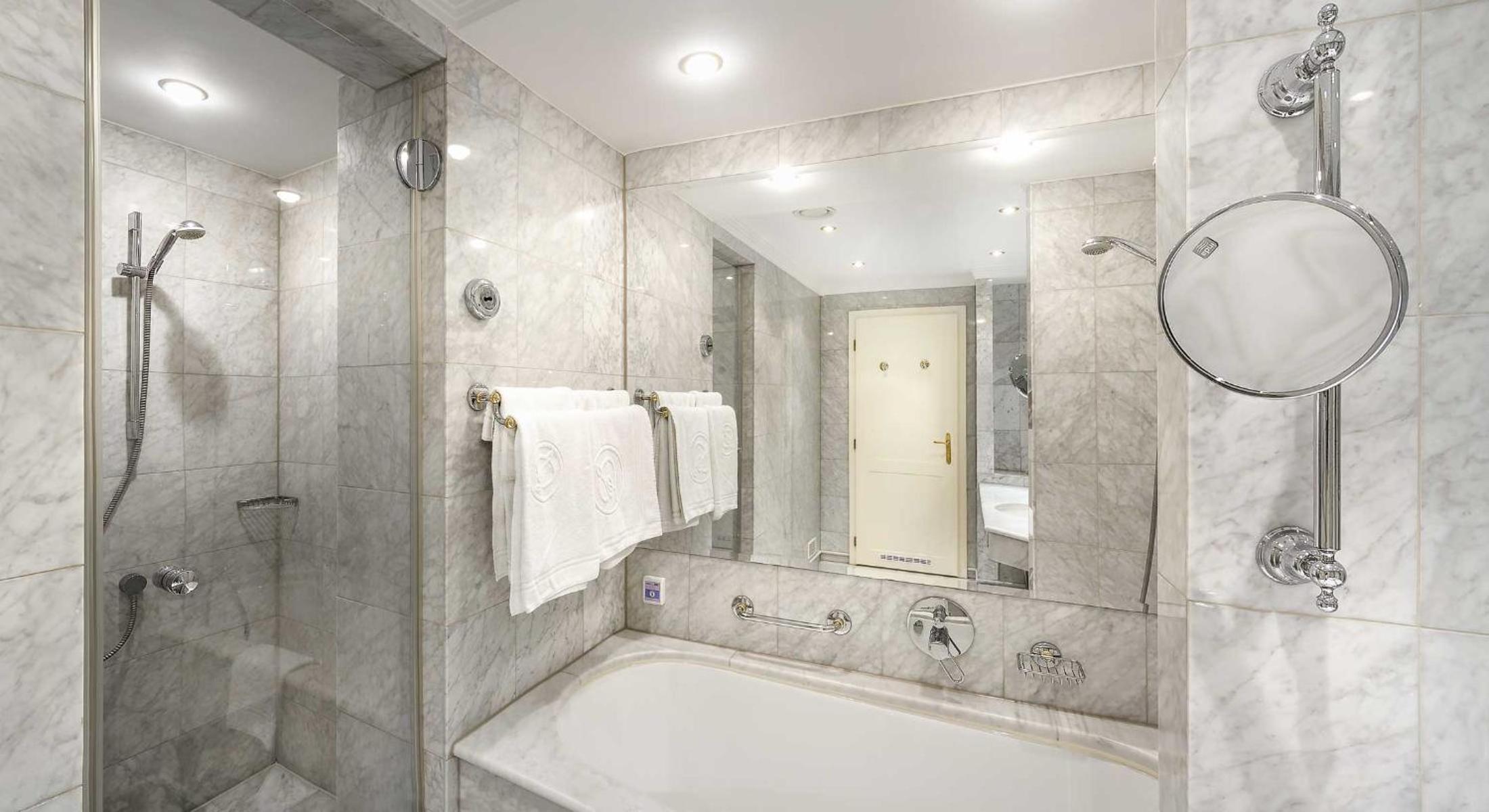 Deluxe Double or Twin Room with Balcony thumbnail 5