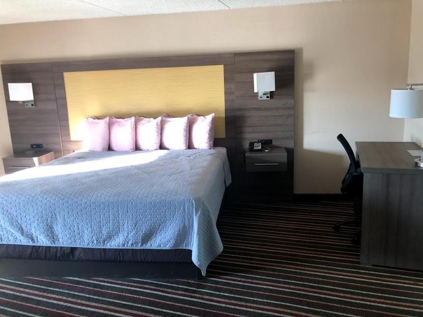 King Room with Hot Tub - Smoking - Photo 5