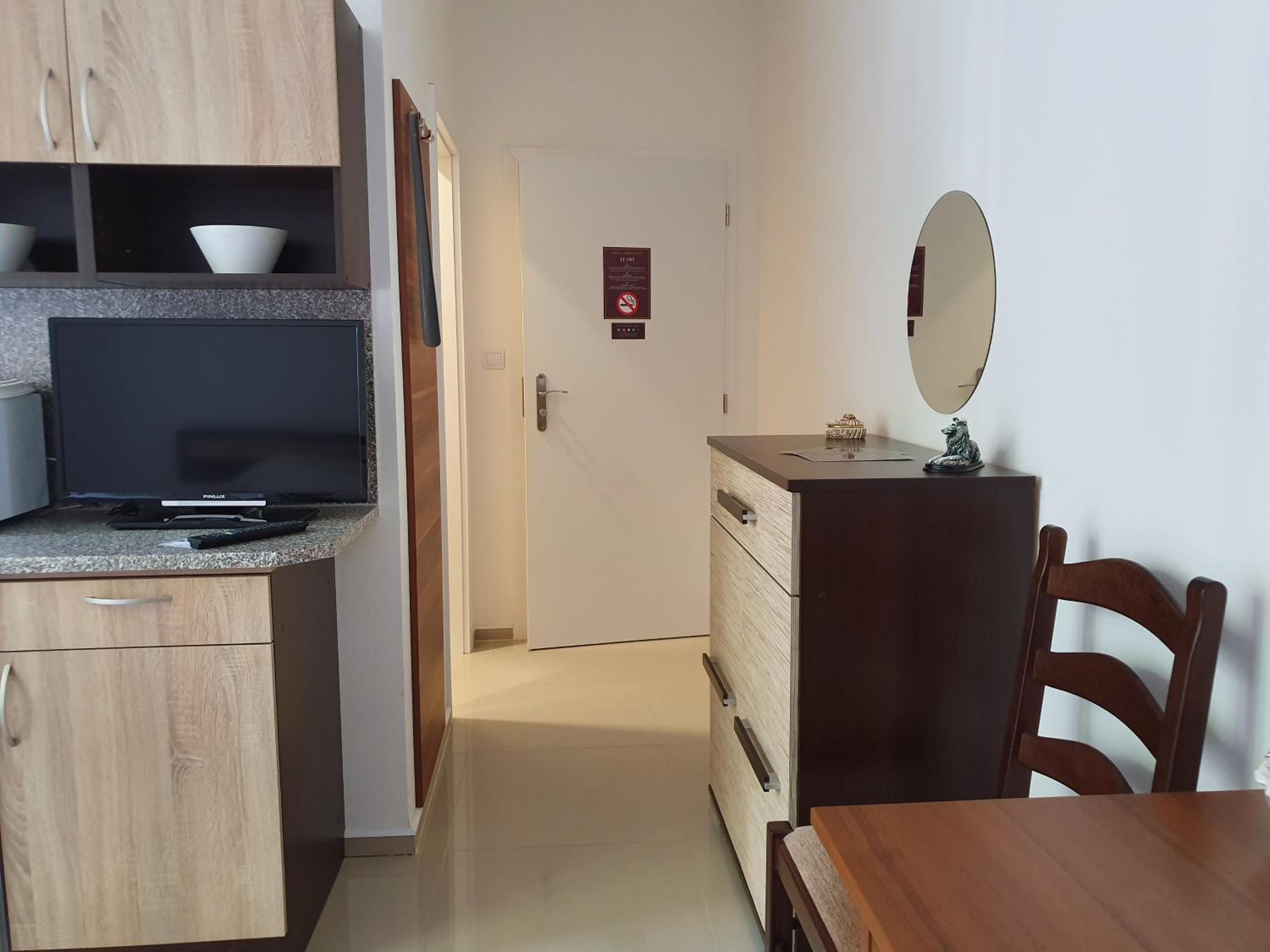 Studio Apartment with Courtyard View